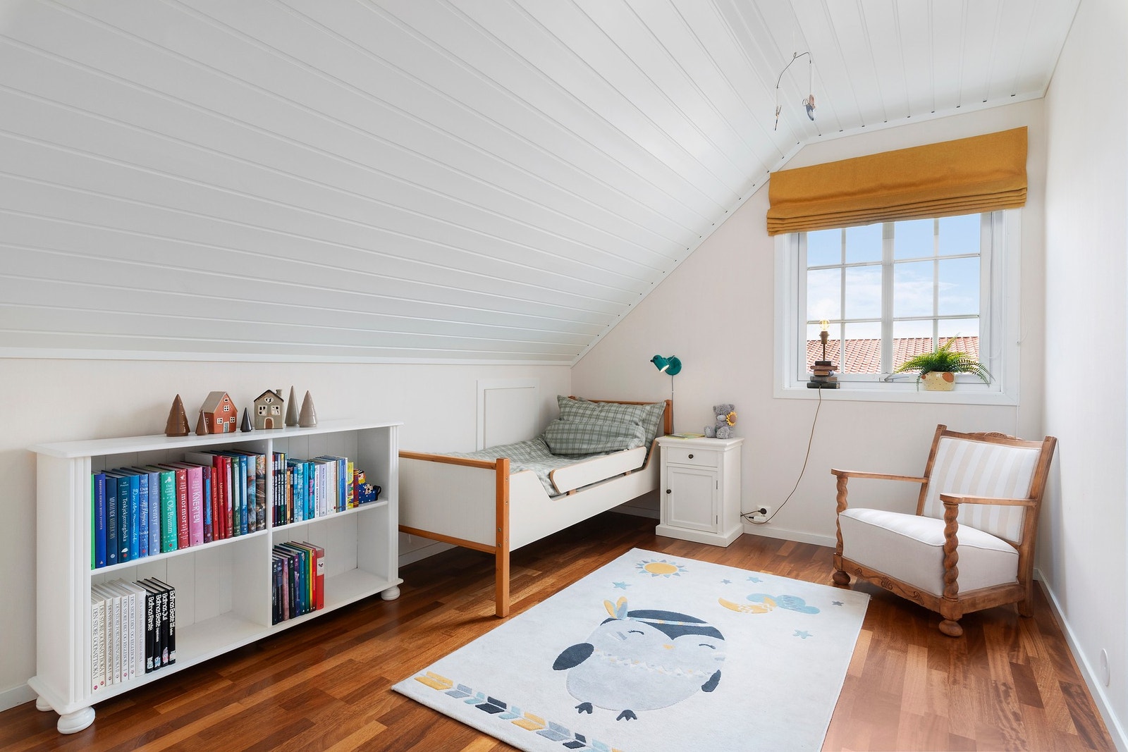 Favorittsoverommet til selgers barnebarn. Her har det vært lest mange koselige god natt historier og eventyr. Legg merke til dør til raftekott. Galleribilde