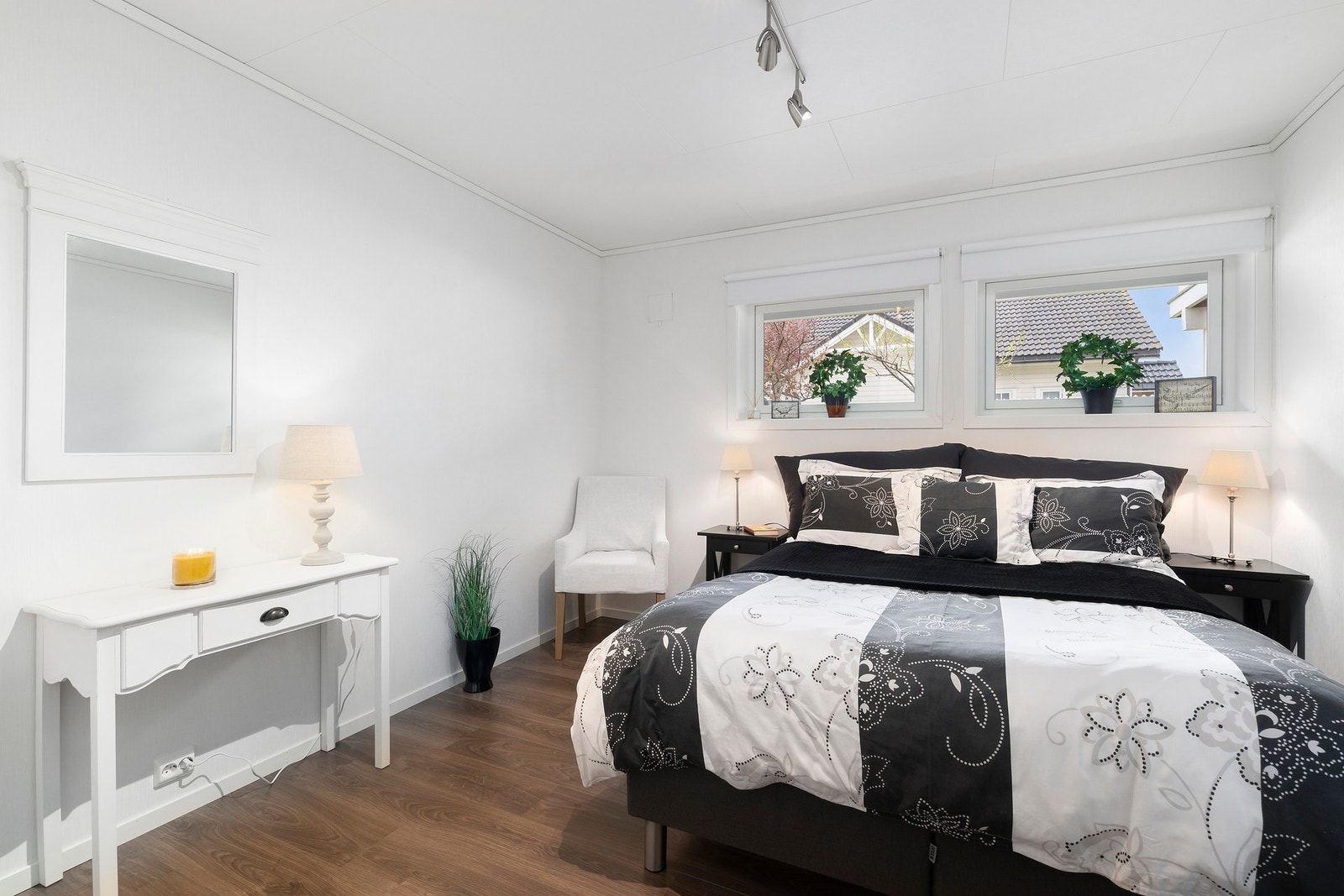 Boligen har totalt 3 soverom, 3 stykker i 2. etasje og i underetasjen finnes innredet rom, dog ikke godkjent som soverom. Galleribilde