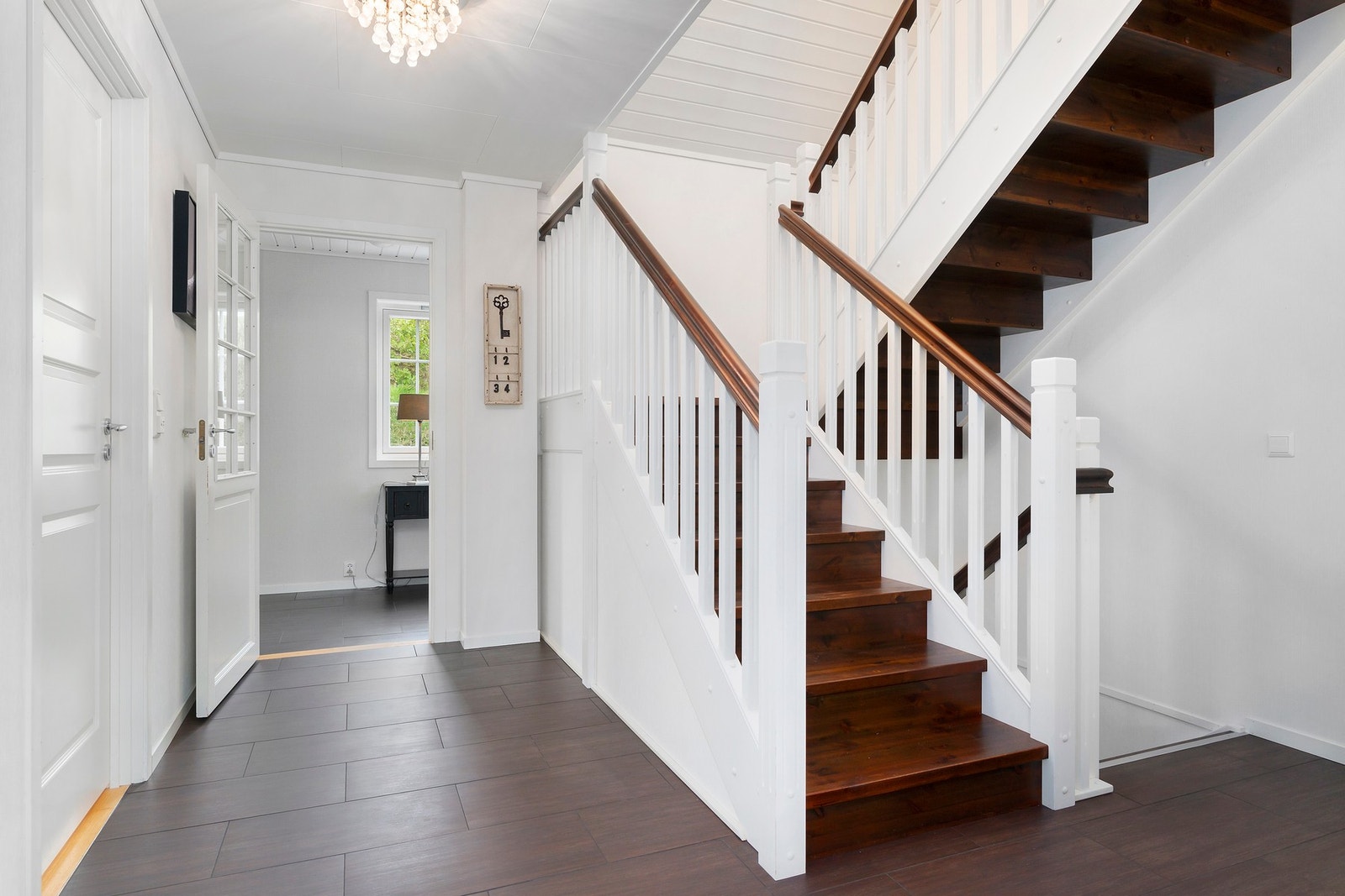 Gangen er romslig og lys med trappeløp både til underetasjen og til 2. etasje. Varmekabler og flotte fliser på gulvflater. Galleribilde