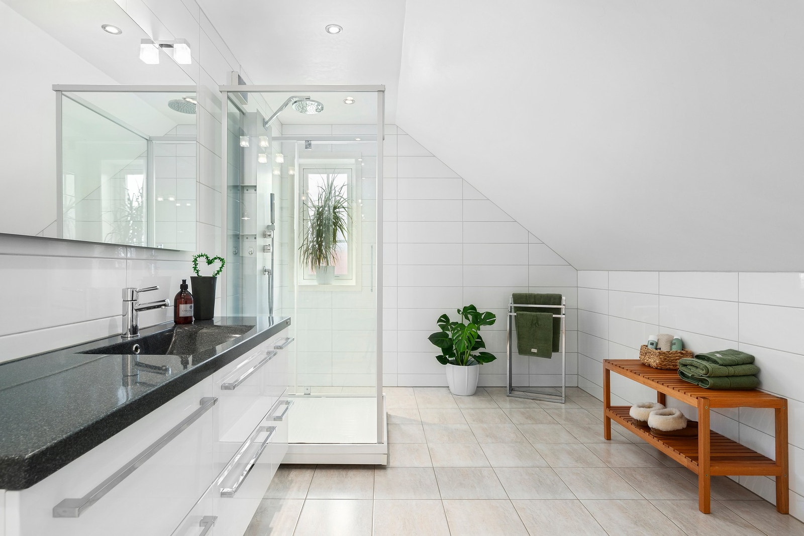 Badet i 2. etasje har servantinnredning fra " Fossbad" med hele 6 skuffer, kompositt benkeplate "Årdal" og speil med 3 lyskilder over. Galleribilde