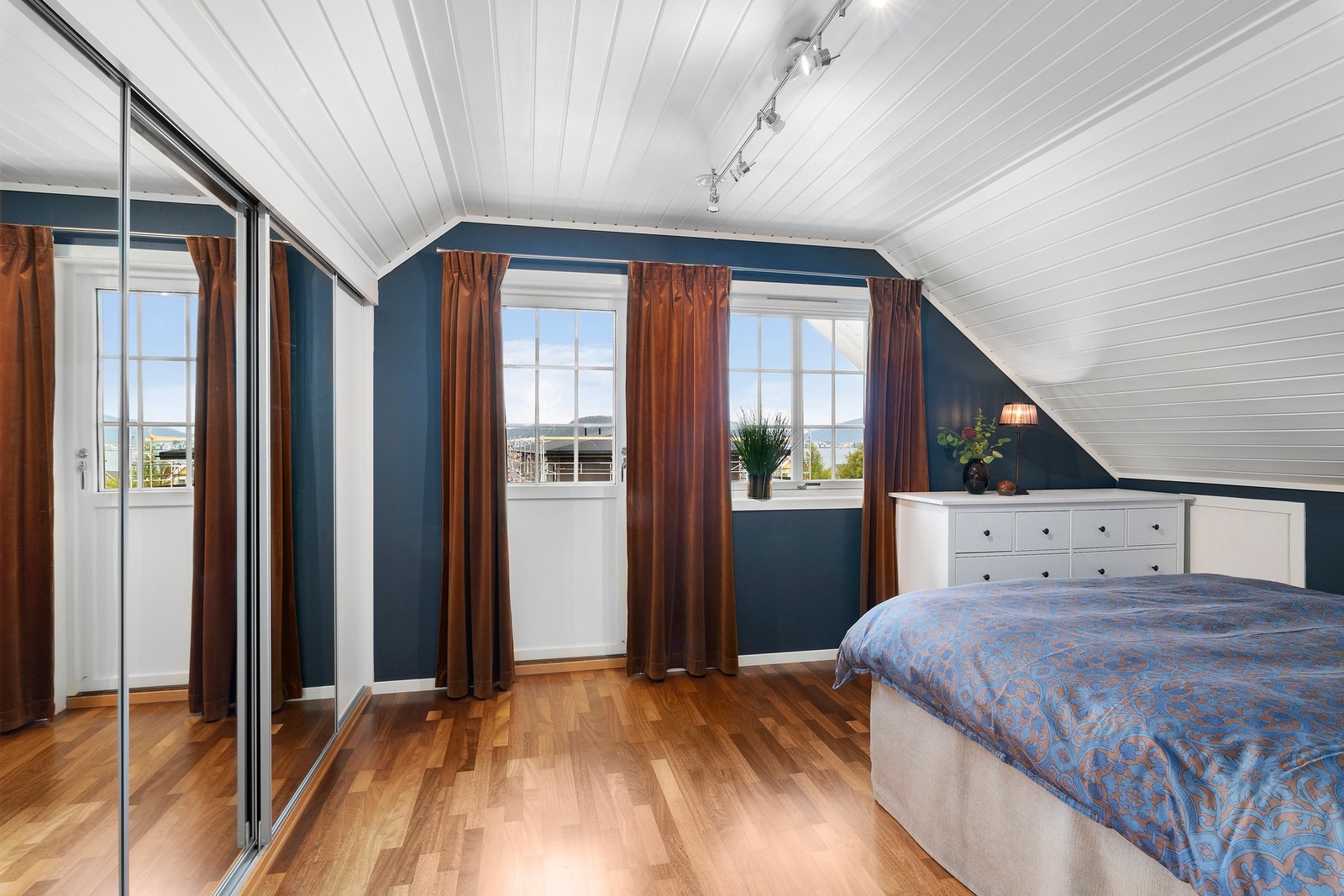 Hovedsoverom i 2. etasje med utgang til østvendt og overbygd veranda på 8 kvm. Legg også merke til garderobeløsningen med skyvedører Galleribilde