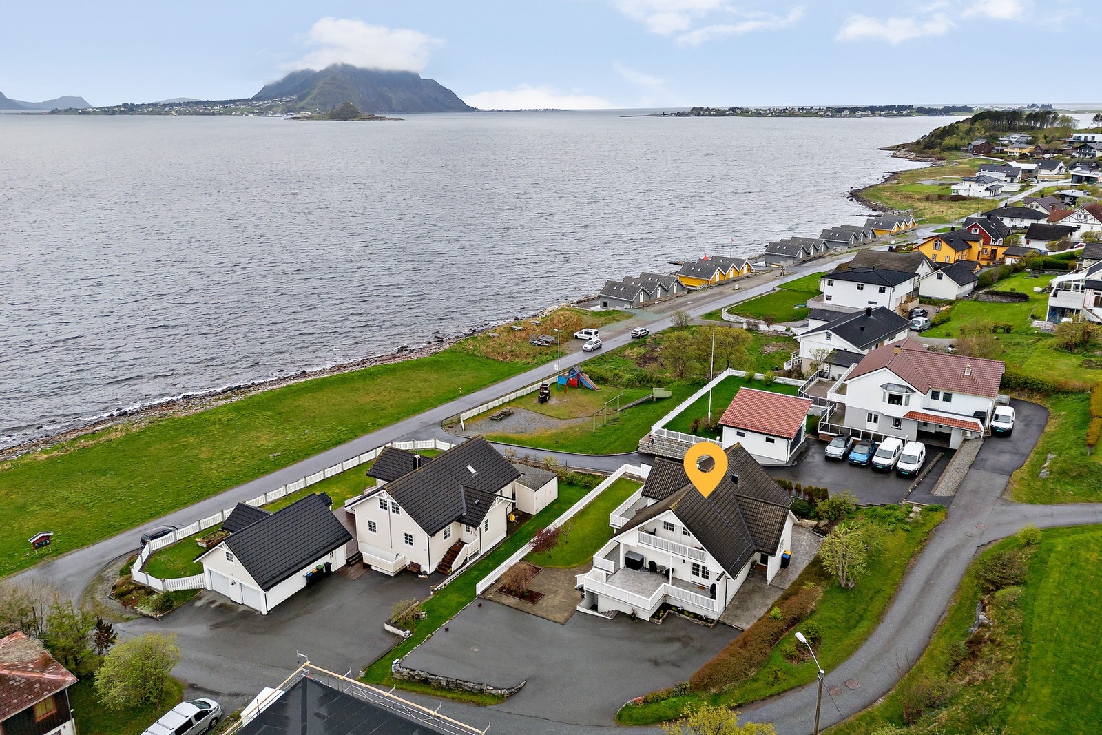 Med sjønær beliggenhet kan du høre, lukte og se sjøen og samtidig være i ly for nordavinden Galleribilde