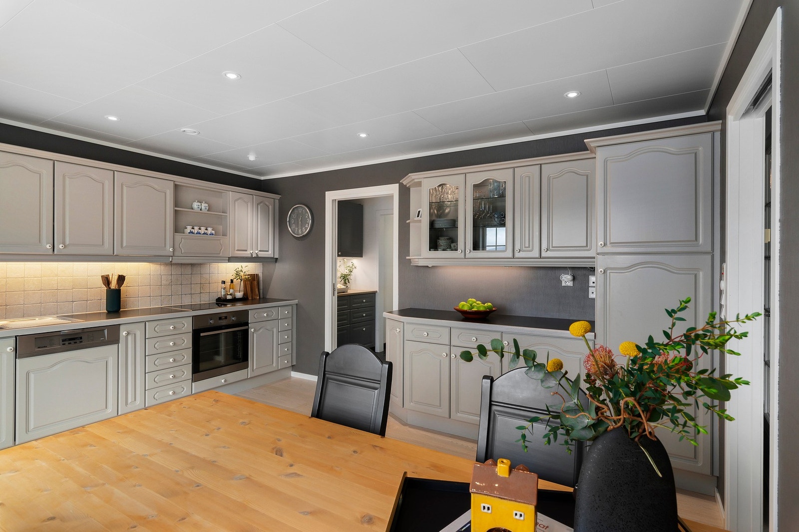 Innredningen er fra Mørekjøkken, selger har fornøyet overflater. Legg også merke til "grovkjøkken/matbod" som er mellom kjøkkenet og videre mot vaskerommet. Galleribilde