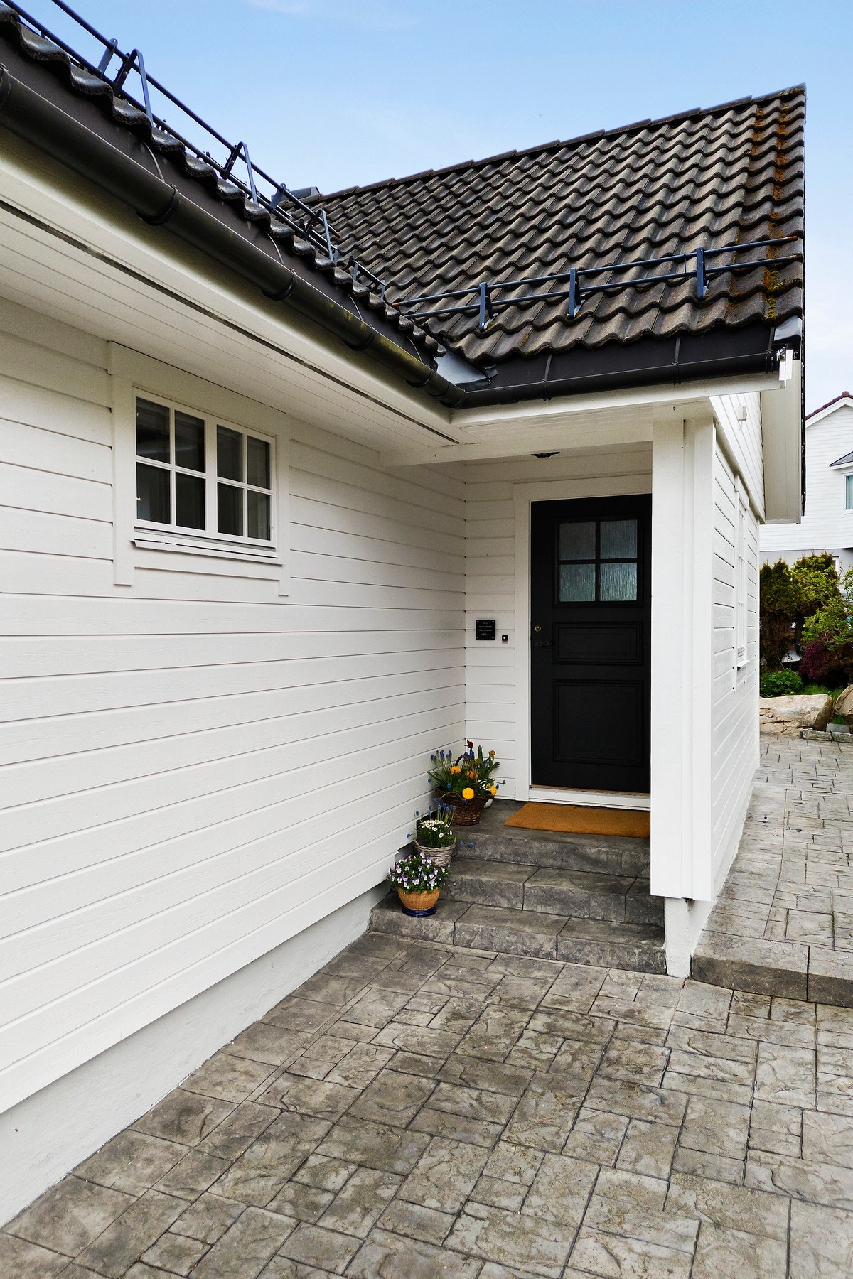 Koselig og overbygd inngangsparti. Legg merke til dekorbetong som er fra 20016. Galleribilde