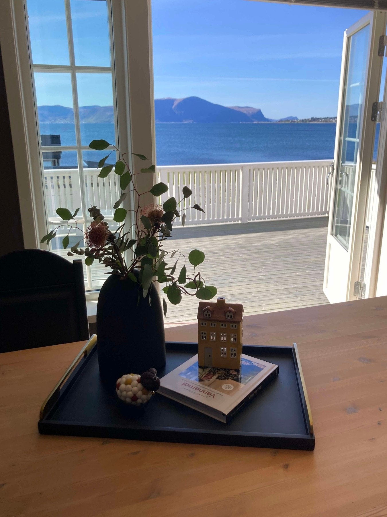 Enkel tilgang til solrik terrasse med flott utsikt. Selgers bilde fra en herlig vårdag. Galleribilde