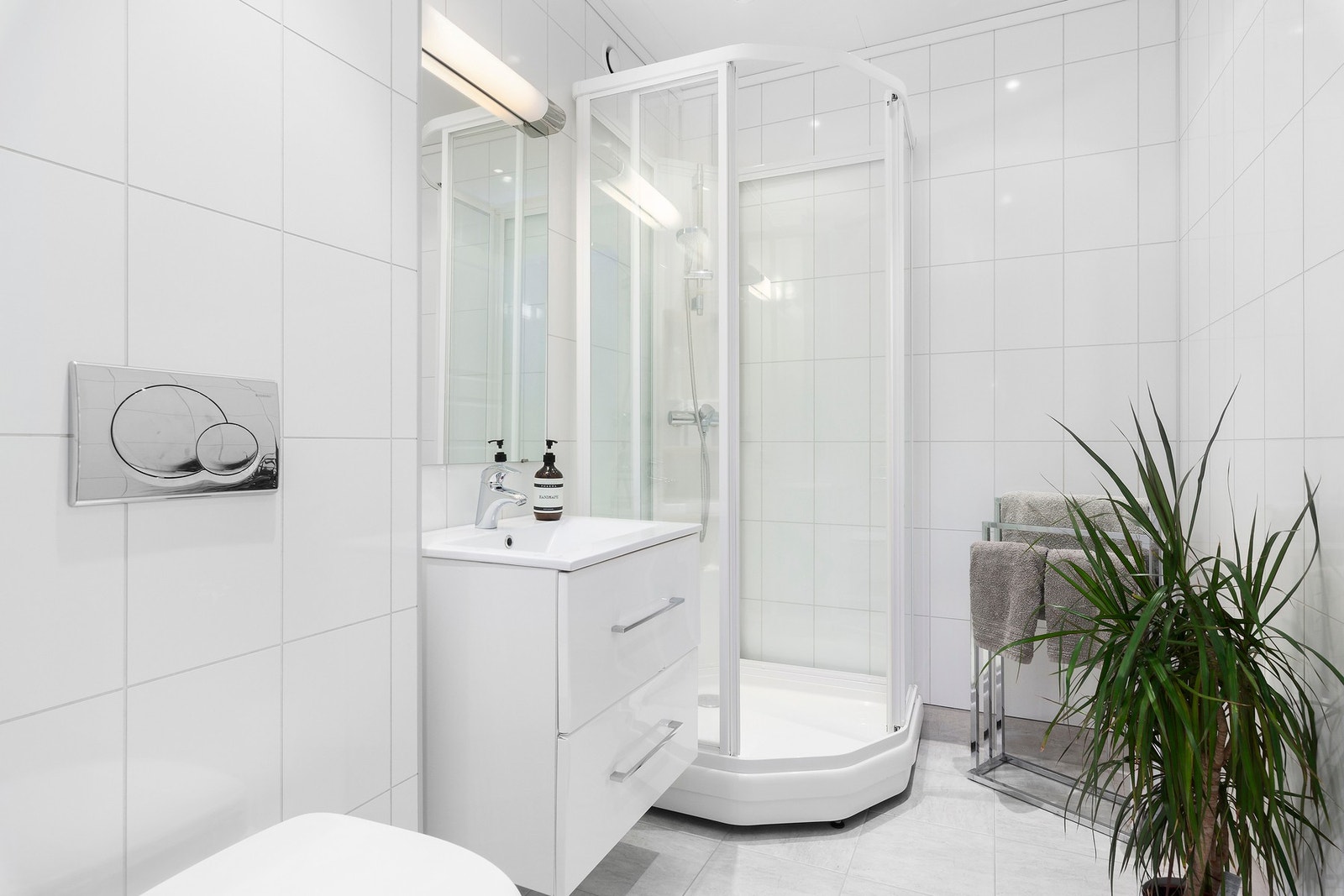 Badet i underetasjen er fra 2010 og har vegghengt wc, kabinett og servantinnredning med skuffer. Overliggende kompositt benkeplate. Galleribilde