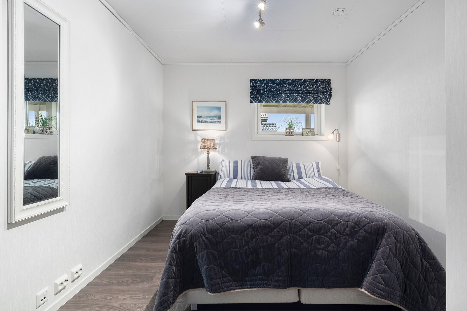 Innredet rom underetasjen, ikke godkjent for soverom. Legg merke til elpunktene på veggen nede til venstre. Underetasjen er innredet i 2010. Galleribilde