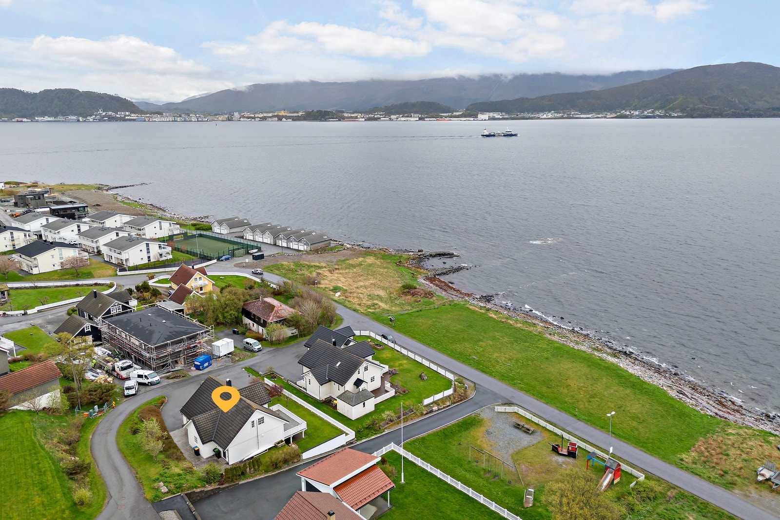 Området har primært eneboliger og noe småhusbebyggelse, og med lite gjennomgangstrafikk. Ålesund og Aspøyskolen i det fjerne. Galleribilde