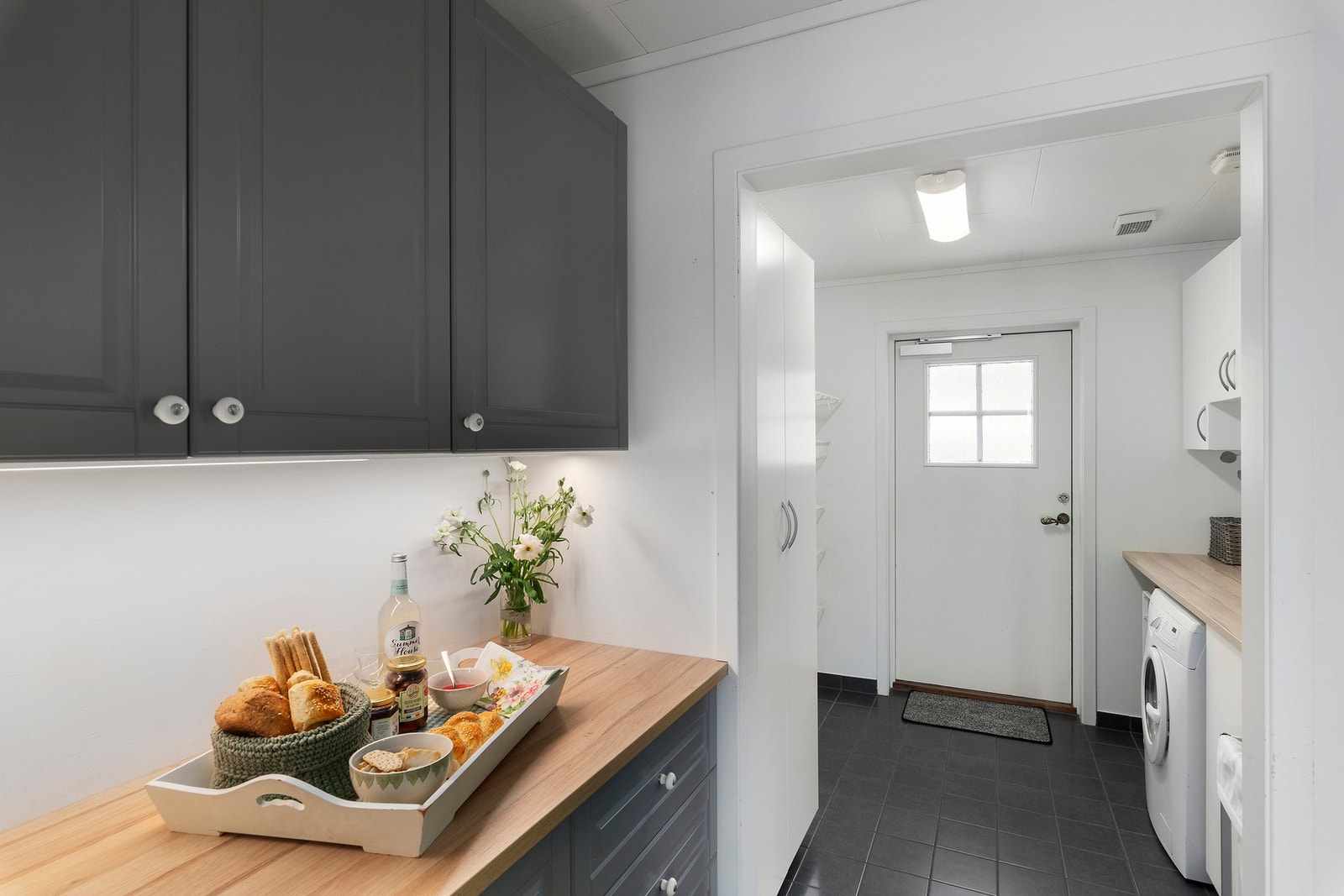 Boligen har en gjennomtenkt og praktisk planløsning som her med "grovkjøkken/matbod" mellom kjøkken og vaskerom - ny innredning fra 2018. Galleribilde