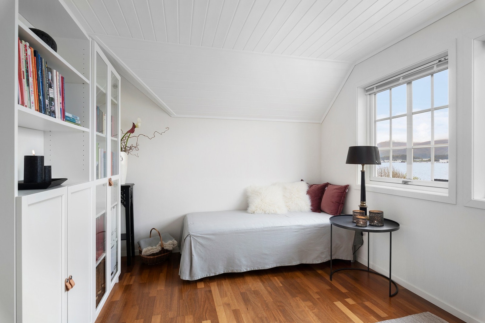 2. etasjen er på ca 66 kvm og har blant annet dette soverommet. 1 av 3 soverom i 2. etasje Galleribilde