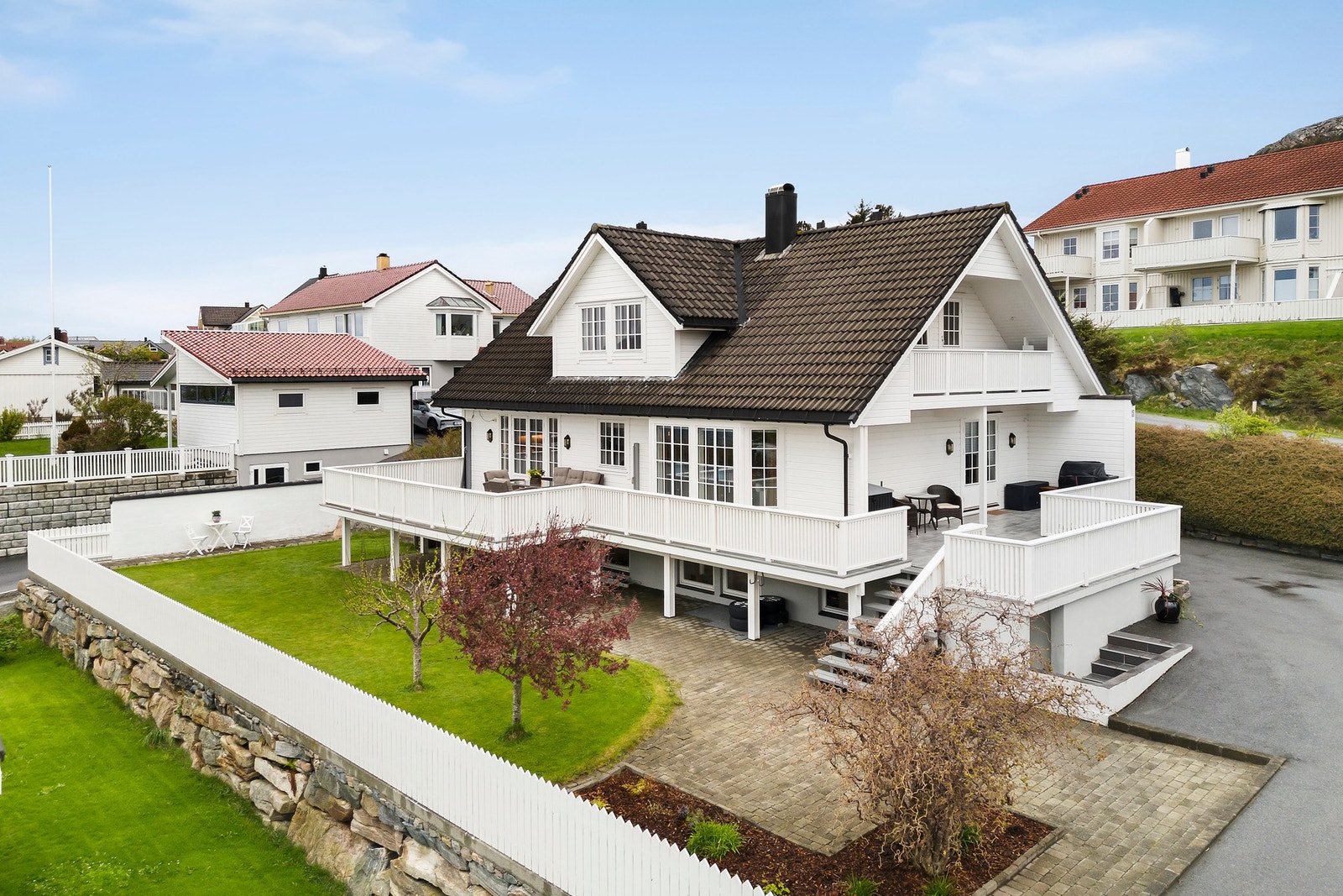 Varmt velkommen til Skjongstranda 25, presentert ved EIE eiendomsmegling og Sissel Longva Galleribilde