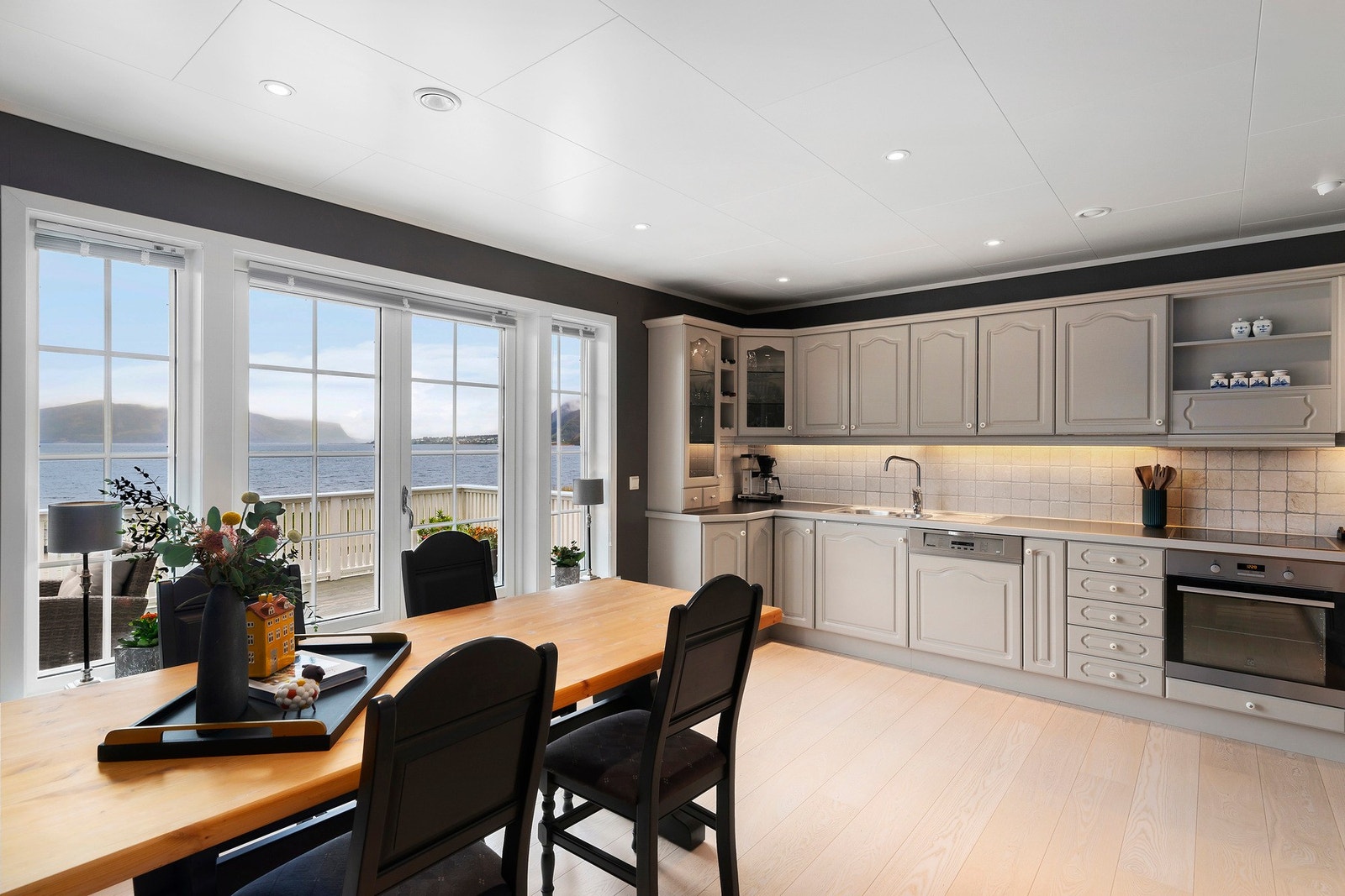 Legg merke til det flotte gulvet og utgang til terrasse fra kjøkken via de tofløyede dørene mot terrassen. Galleribilde