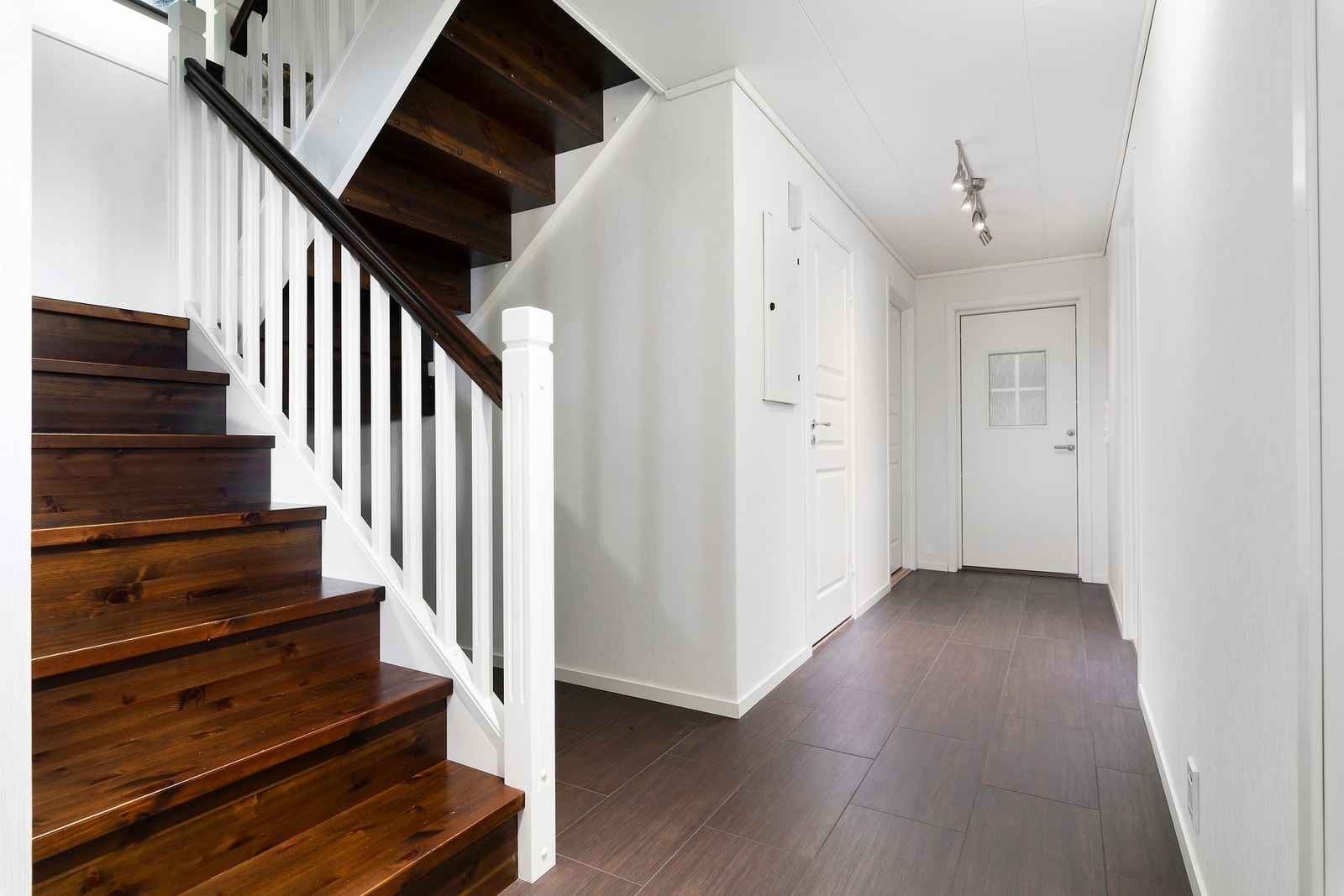 Trappegang i underetasjen, her er det også påkostede fliser og varmekabler i gulv Galleribilde