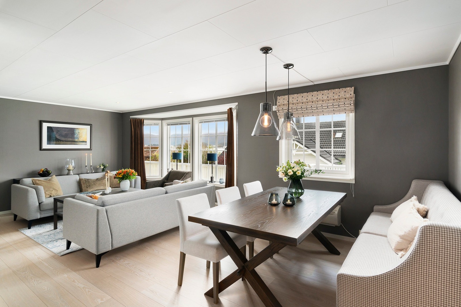 Romslig og lekker stue med all den plass du trenger. Du skimter varmepumpe under vinduet, service på denne i april 2025. Legg også merke til de flotte gulvoverflatene. Galleribilde