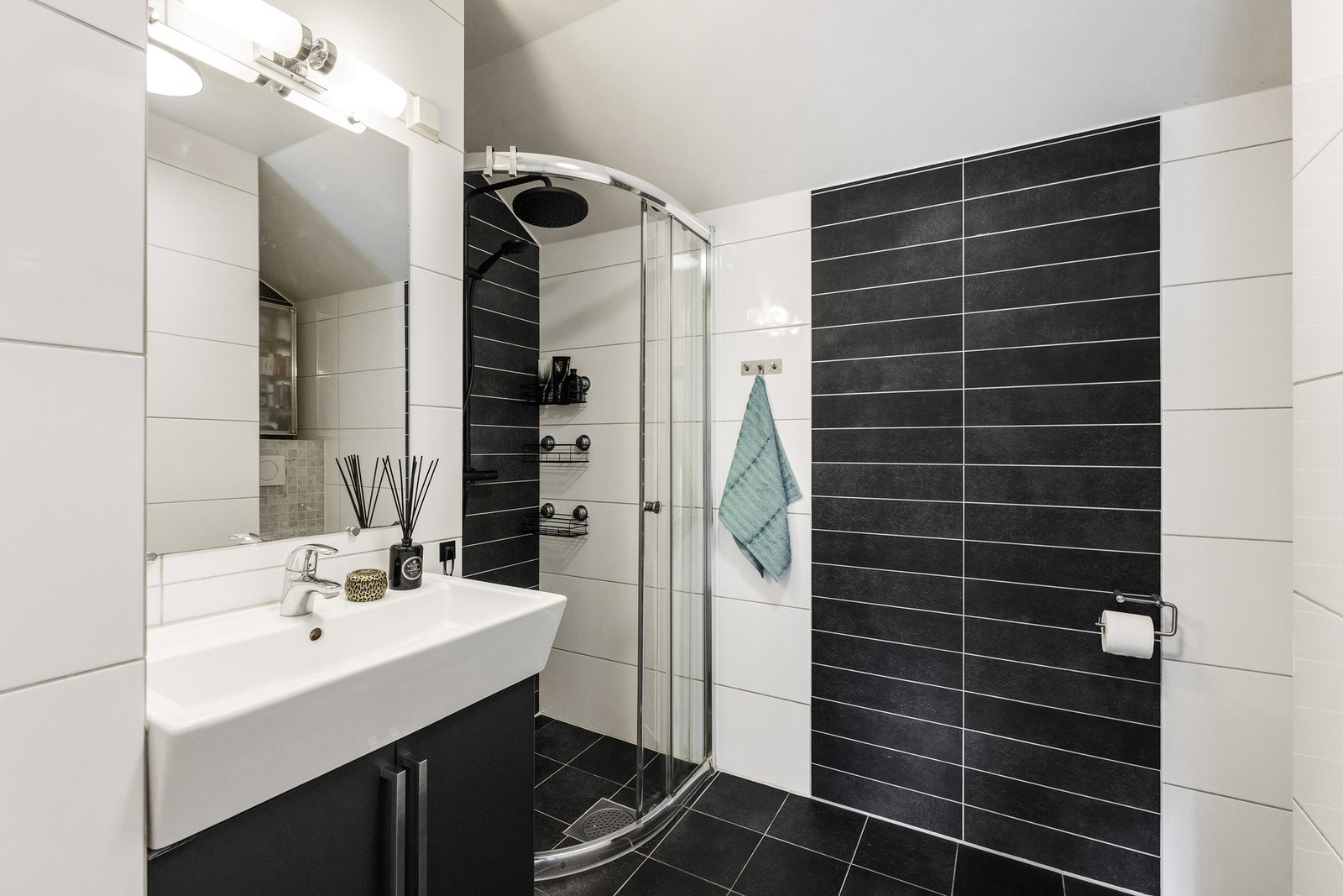 Moderne baderom i boligens 2.etasje. Galleribilde