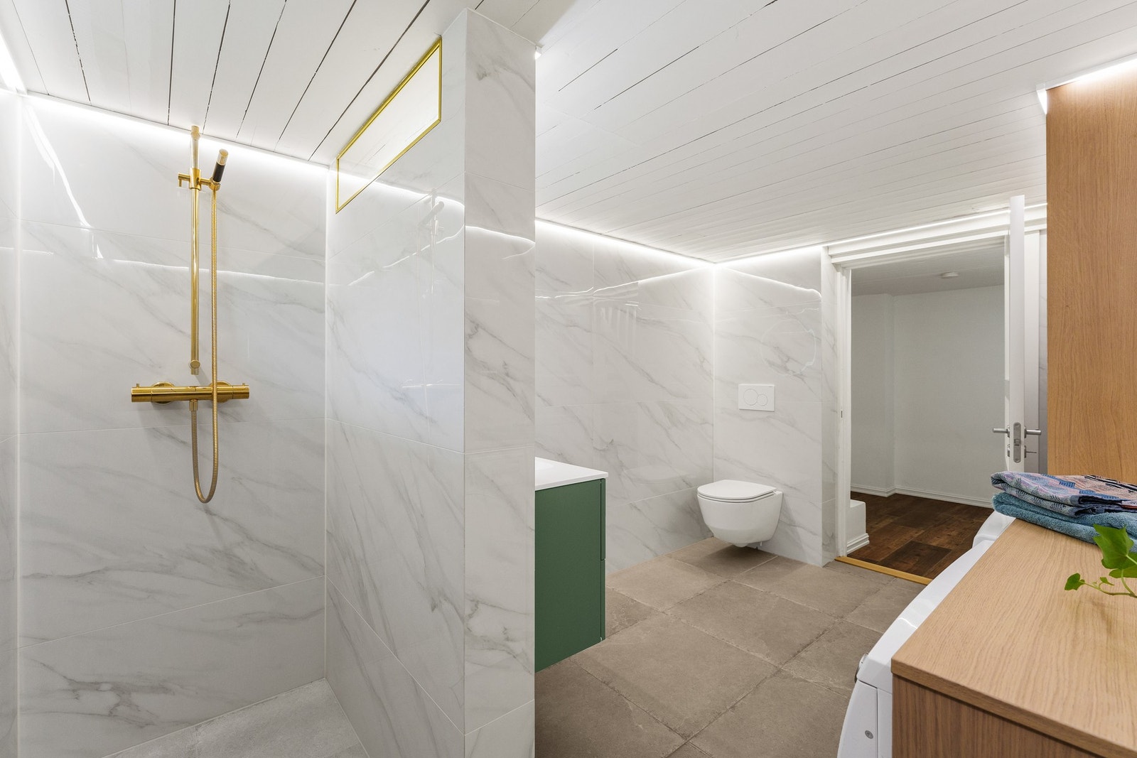 Delikat oppusset baderom med god plass til storfamilien Galleribilde