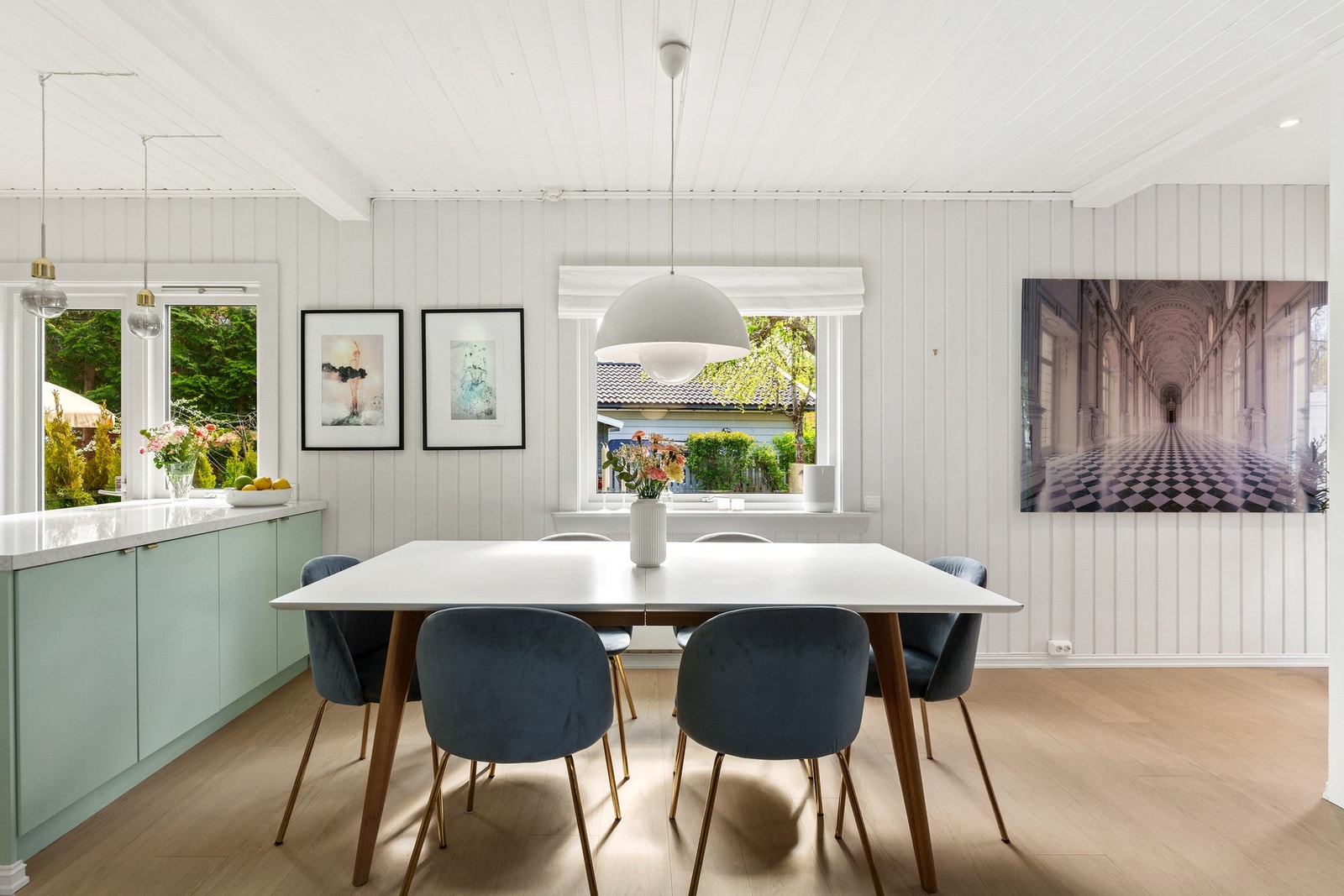 Lys og innbyende spisestue med god plass til sosiale sammenkomster. Galleribilde