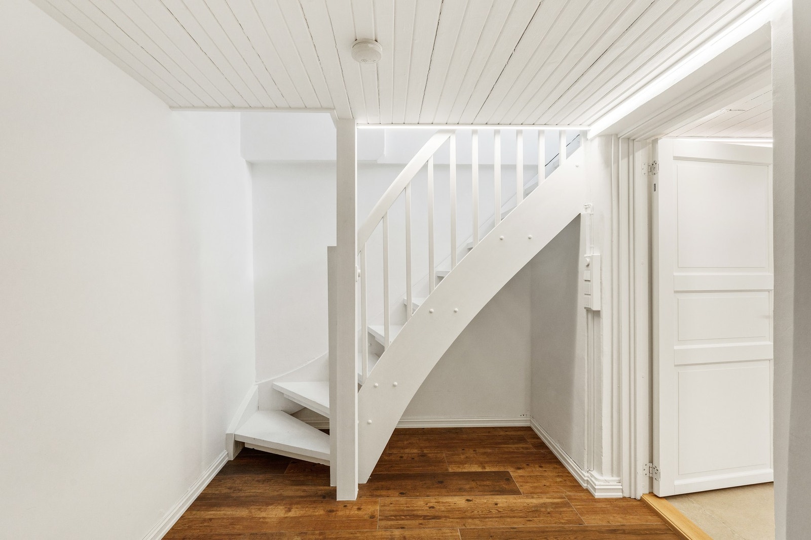 Trapp ned til boligens u.etasje. Galleribilde