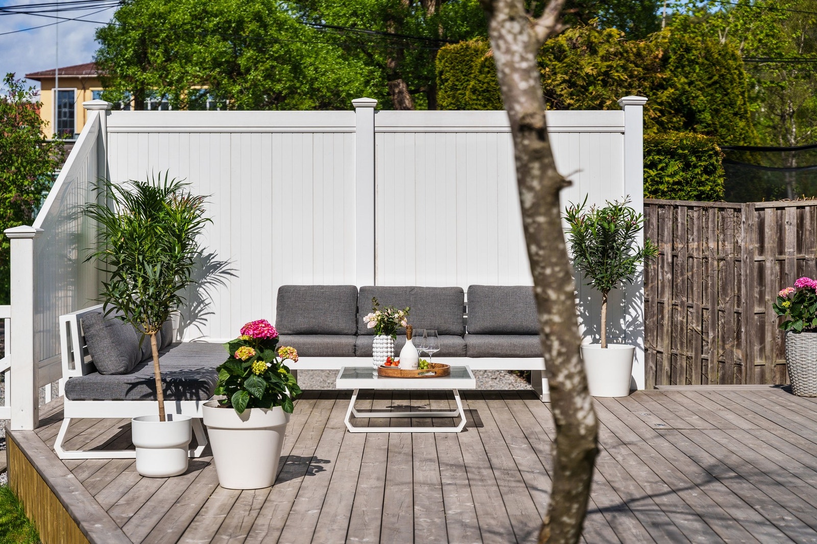 Terrassen oppleves skjermet og privat med levegg med innkjøring. Galleribilde