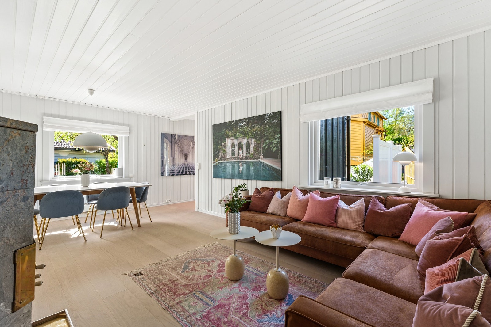 Stue og spisestue i åpen løsning mot god plass til møblering i hver sone. Galleribilde