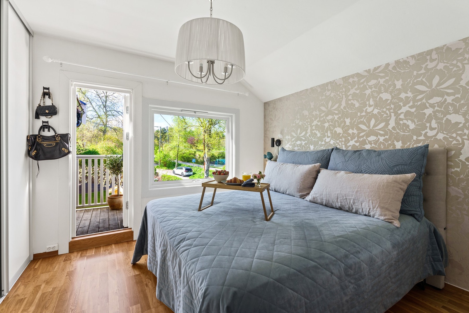 Hovedsoverom av god størrelse med utgang til egen balkong. Galleribilde