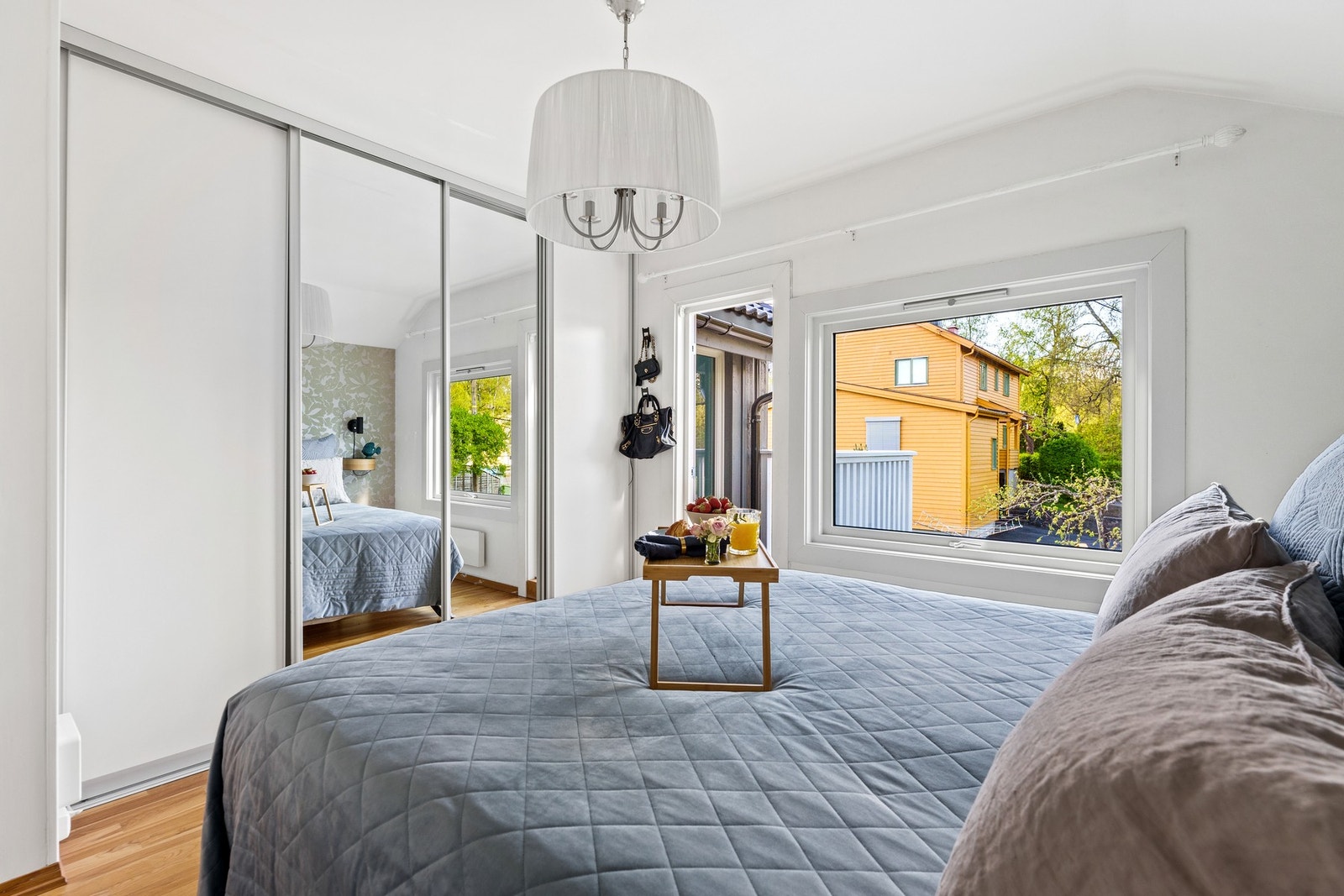 Hovedsoverom med stor, innfelt skyvedørsgarderobe. Galleribilde