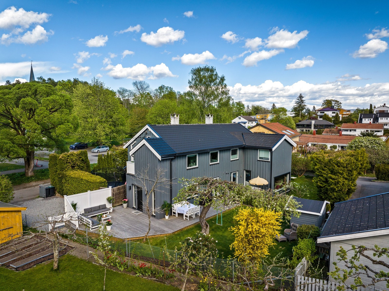 Flat og barnevennlig hage med svært gode solforhold. Galleribilde