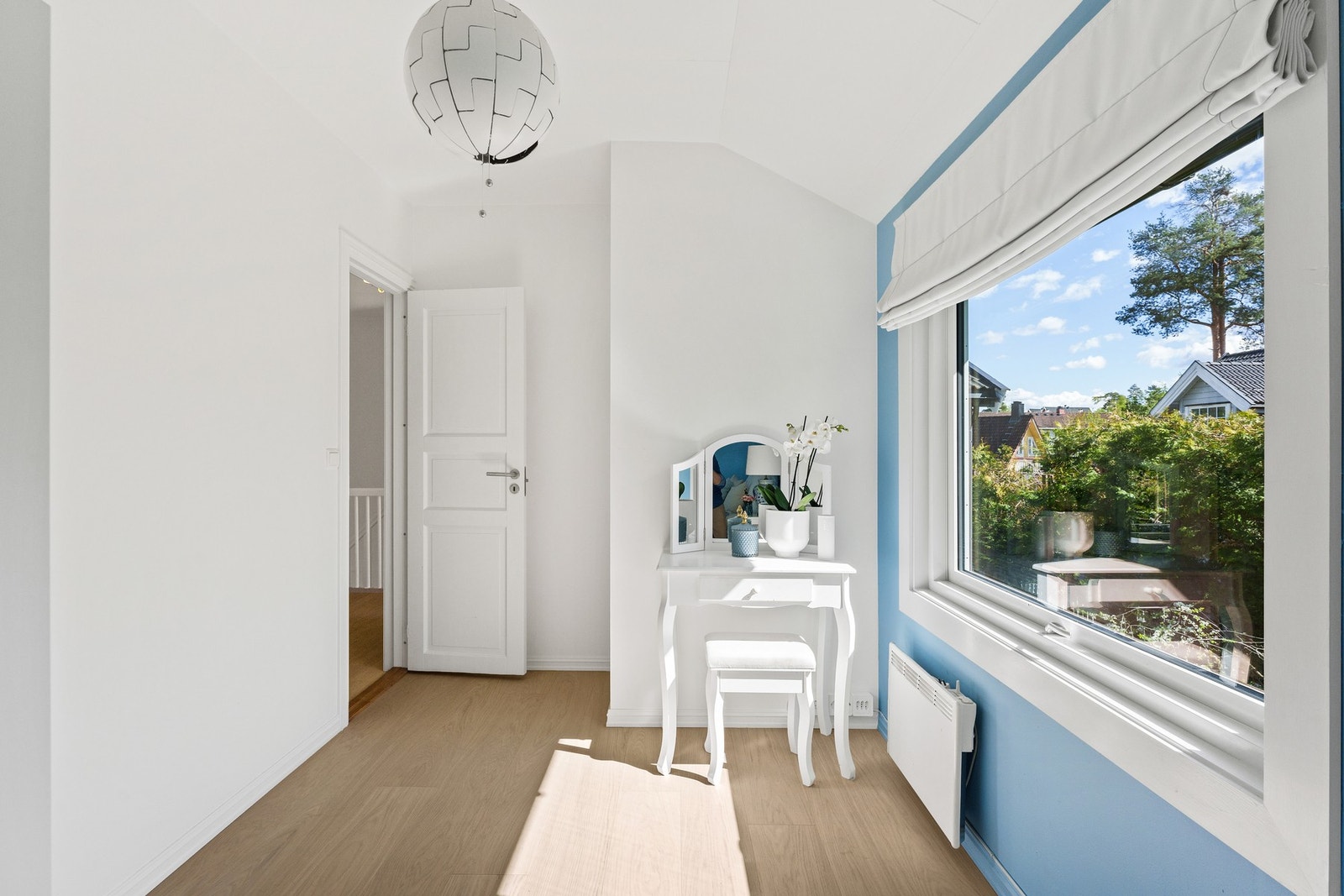 Soverom 2 med plass til skrivebord/leker med mer. Galleribilde