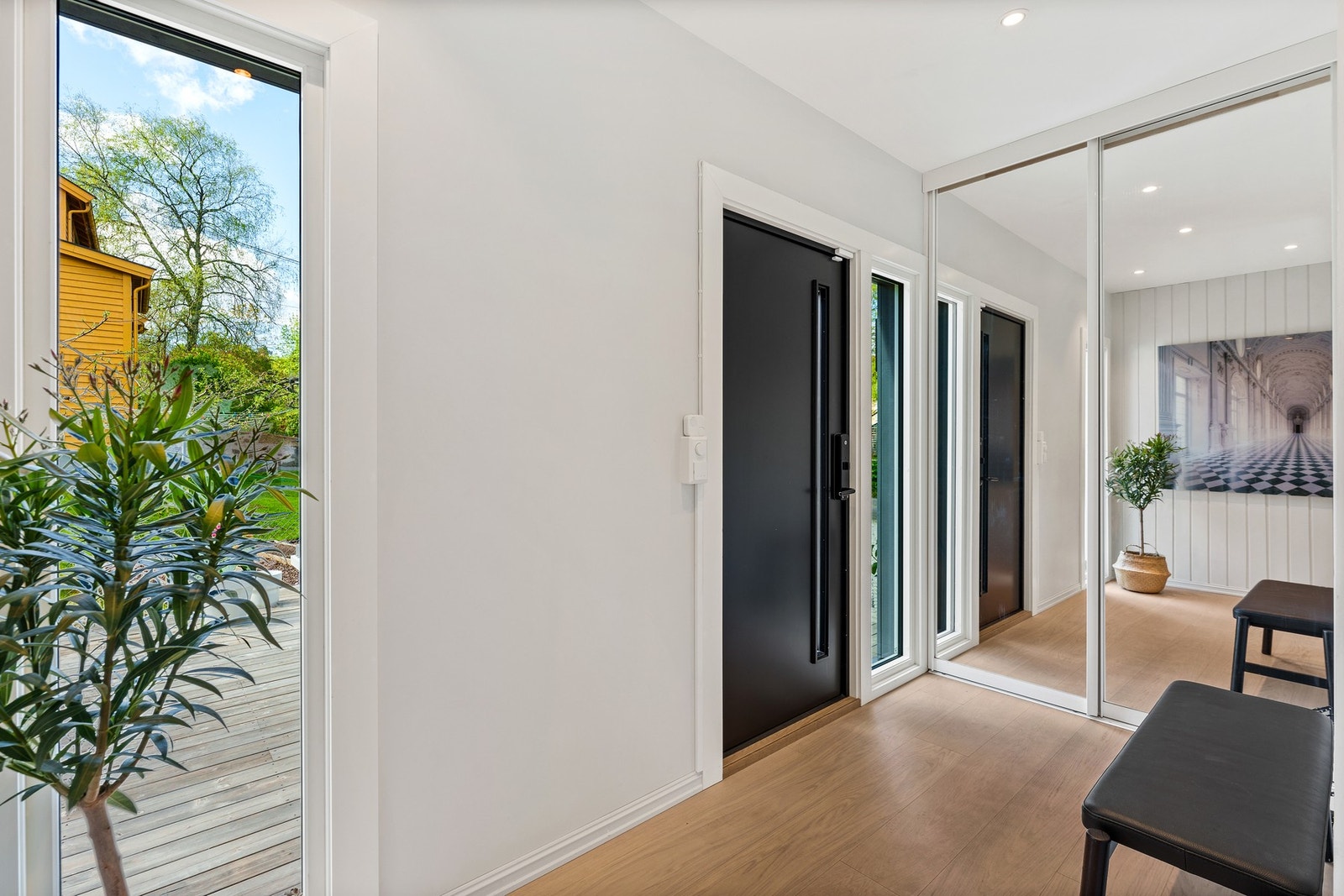 Representativt inngangsparti med stor skyvedørsgarderobe. Galleribilde