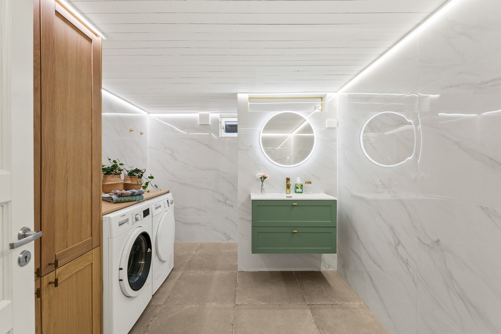 Stort bad/vaskerom, oppusset i 2023 med tidløse fliser og rikelig med oppbevaringsplass. Galleribilde