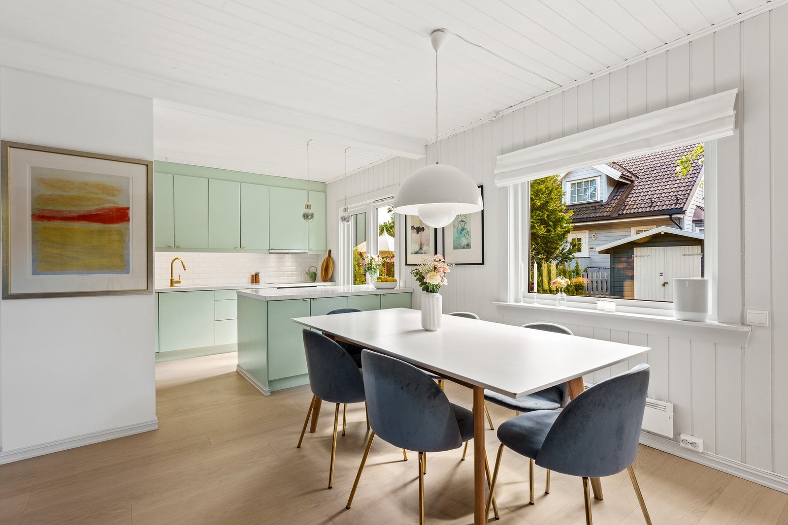 Store vindusflater mot hagen som slipper inn rikelig med naturlig dagslys. Galleribilde