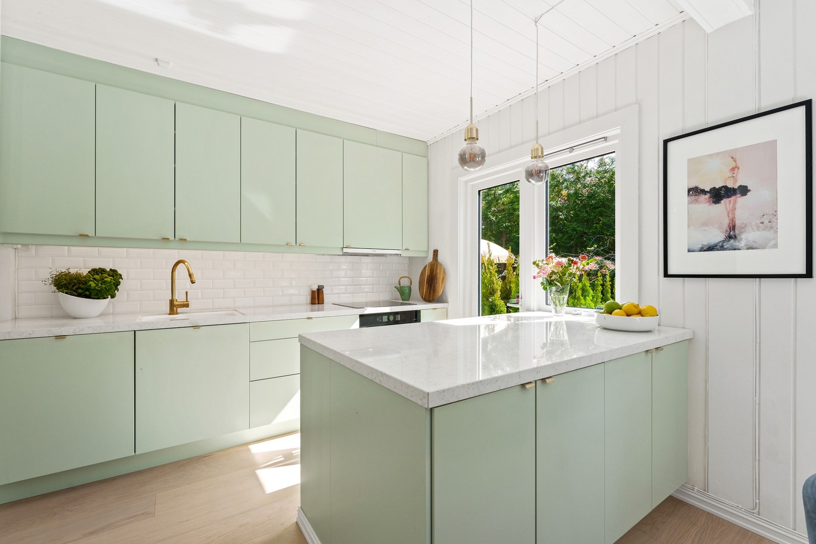 Lys og delikat kjøkkeninnredning fra 2013. Galleribilde