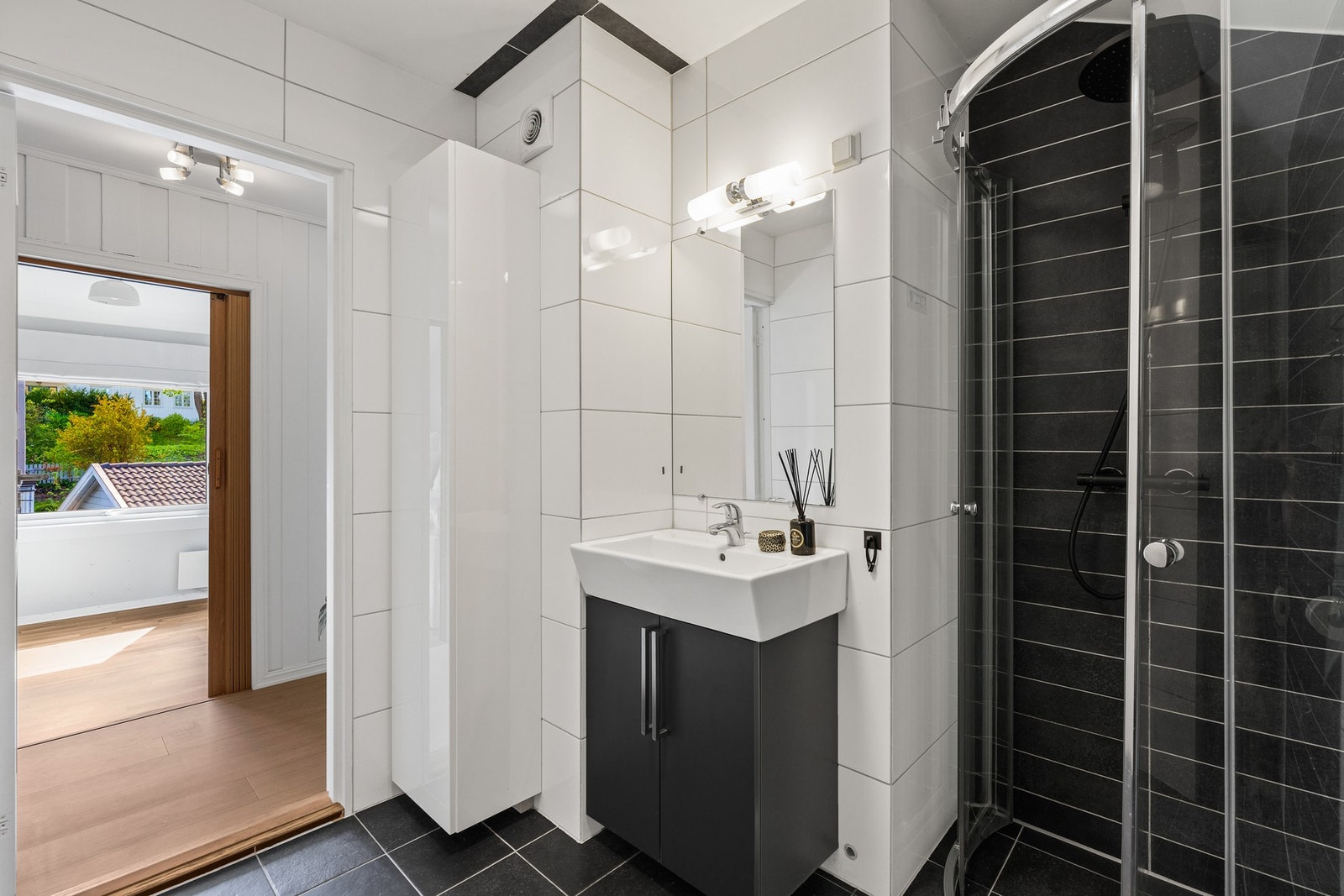 Effektivt bad med vegghengt skapinnredning for ekstra oppbevaring. Galleribilde