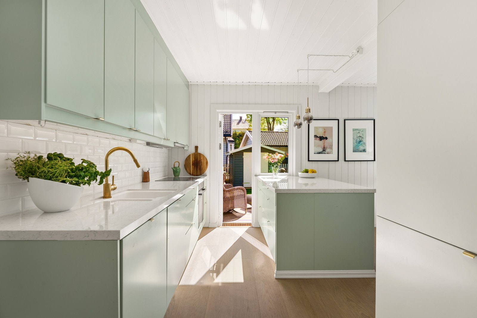 Fra hagen og terrasseområdet er det direkte inngang til kjøkkenet. Galleribilde