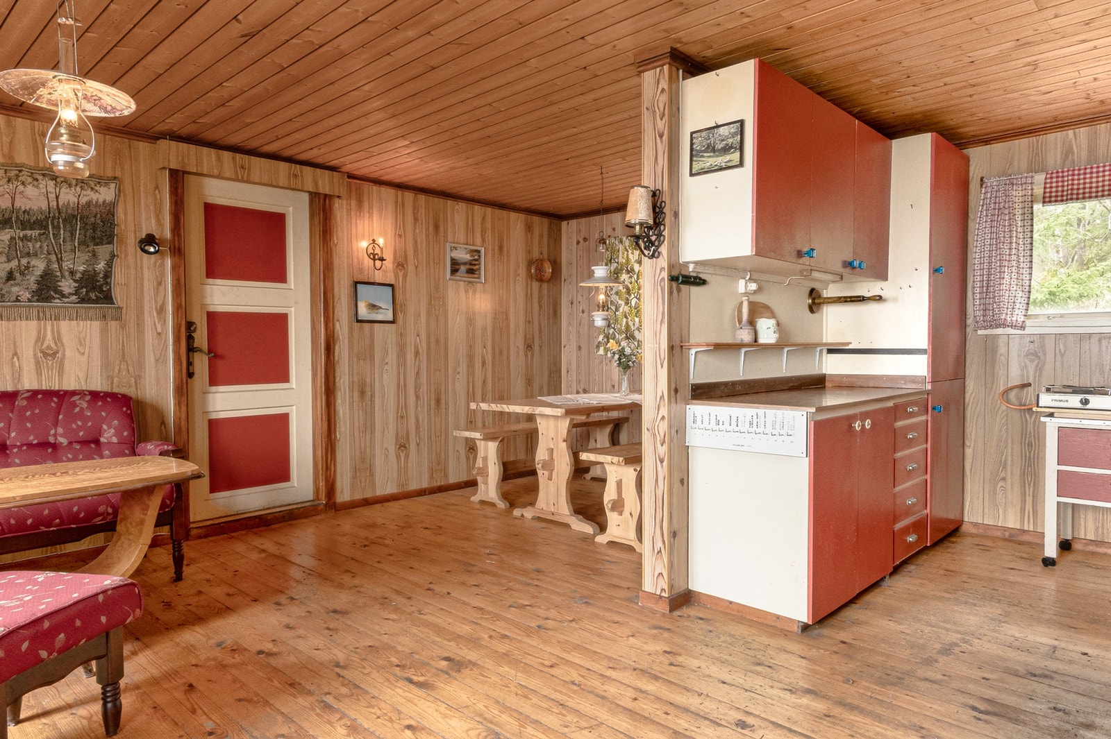 Praktisk planløsning med god plass til både sittegruppe og sofagruppe. Galleribilde