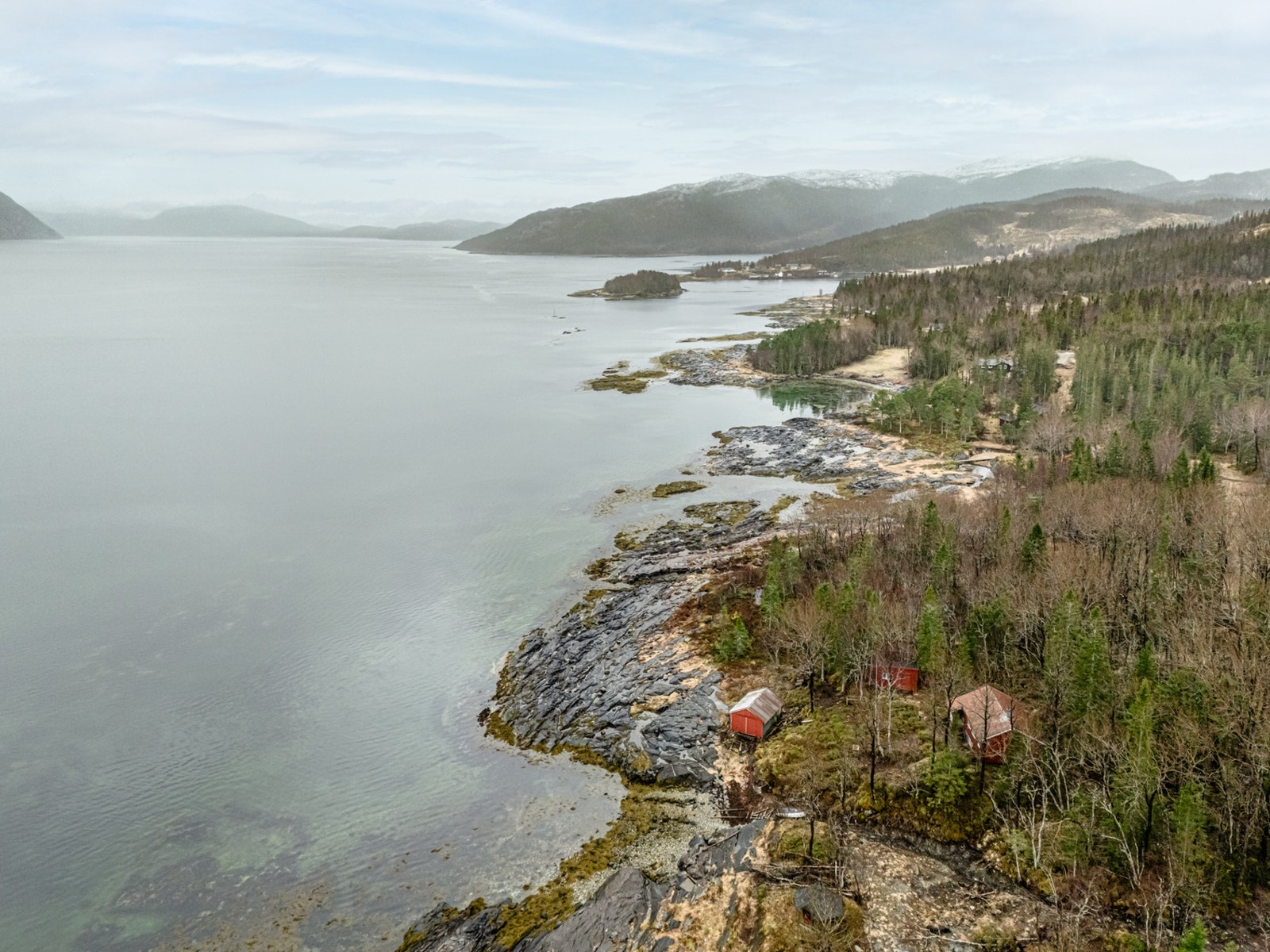 Hytta har både naust og anneks. Her har man flotte bade og fiskemuligheter. Galleribilde