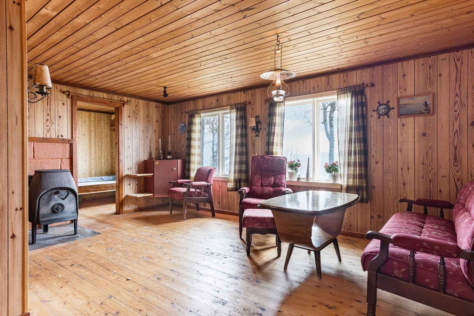 Romslig stue med store vindusflater. Galleribilde