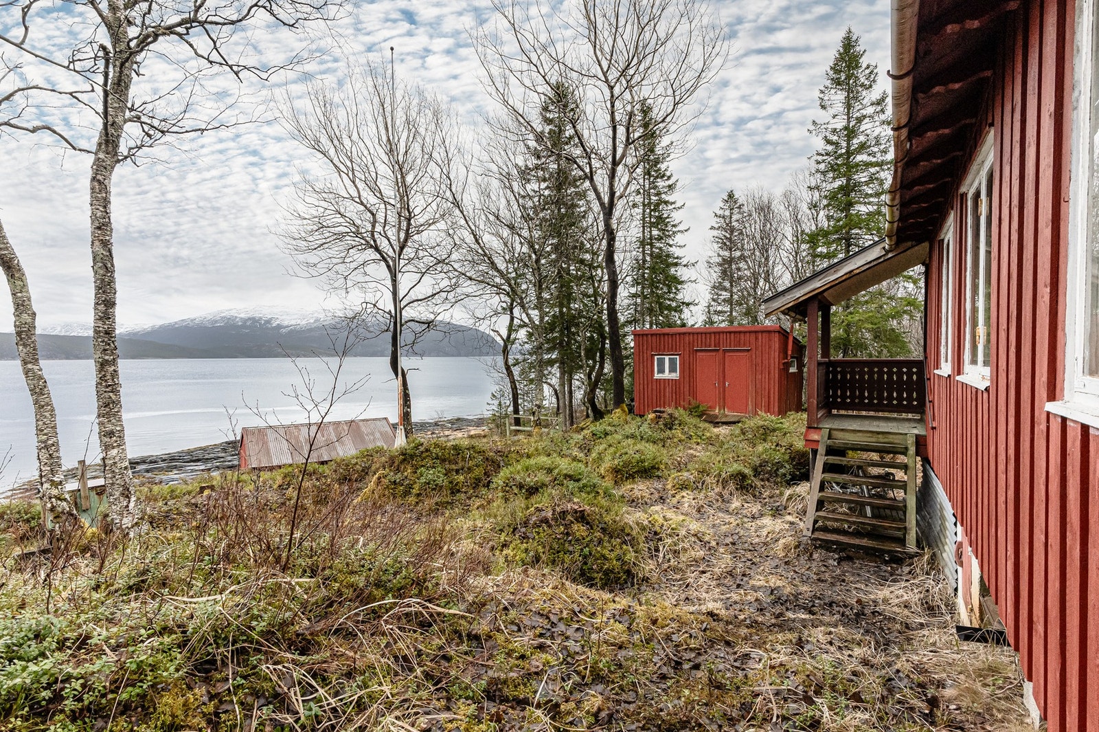 Hytta ligger i naturterreng med flere fine rekreasjonsmuligheter i nærheten. Galleribilde