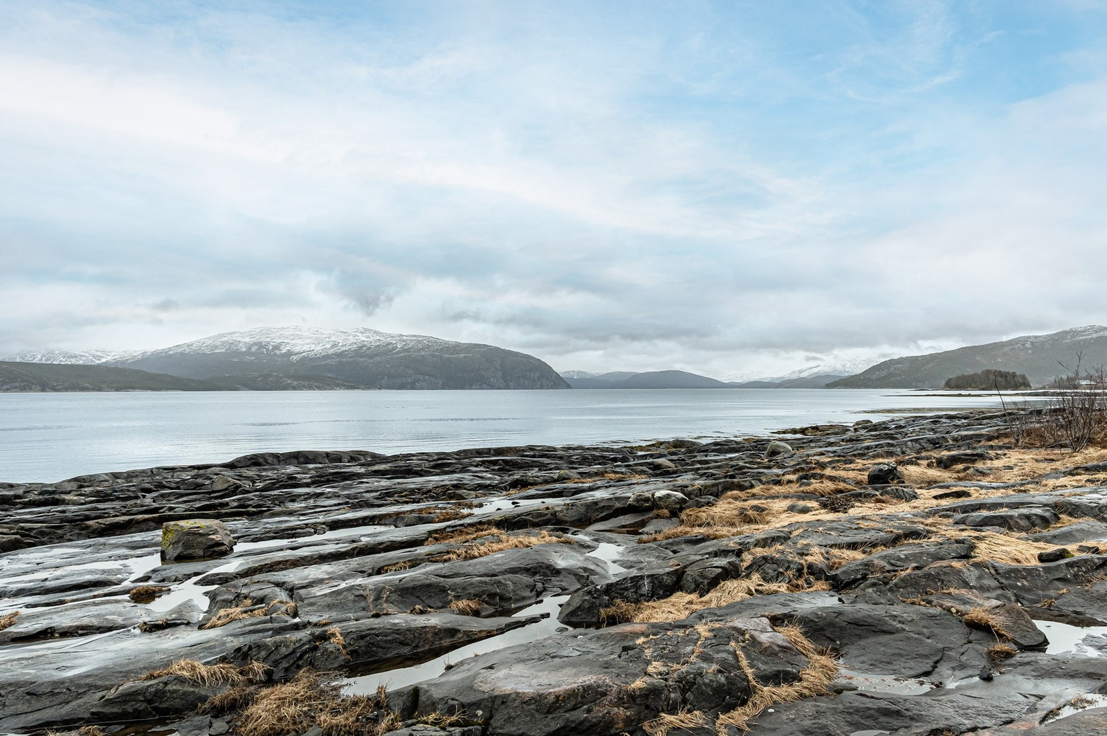 Fra sjøkanten har man også utsikt mot Imøya. Galleribilde