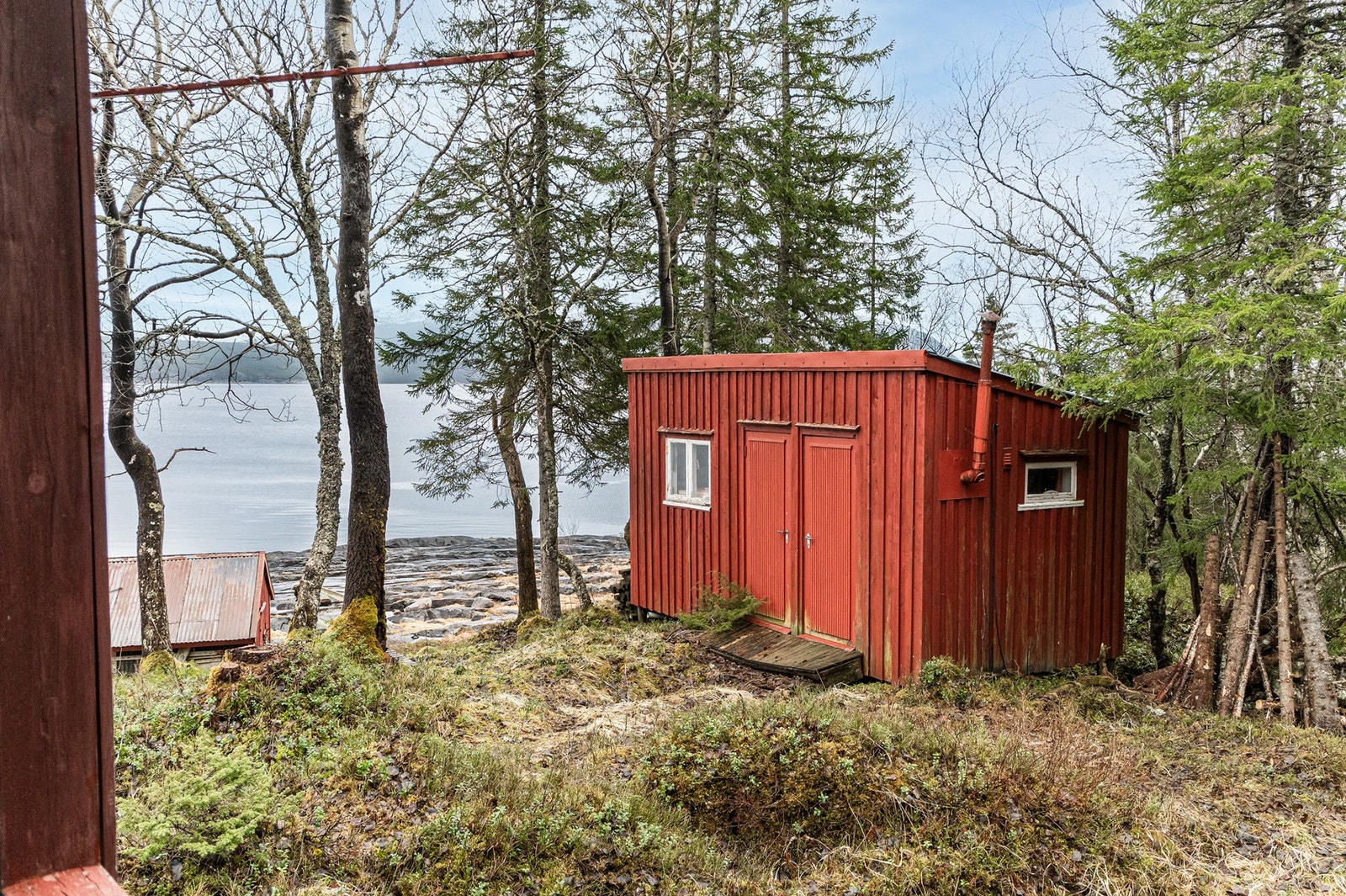 Uthuset benyttes i dag til lagring. Galleribilde