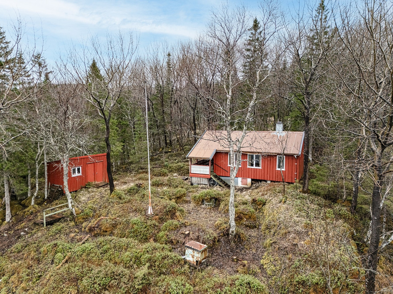 Hytta ligger i naturskjønne omgivelser omgitt av flott natur og gode solforhold. Galleribilde