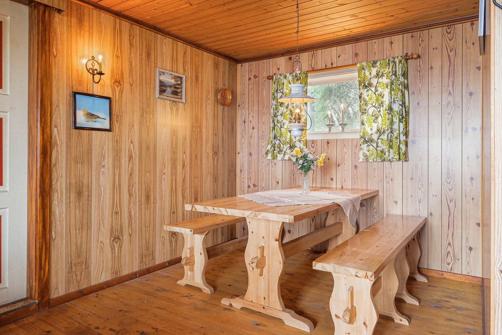 Hytta har ikke innlagt strøm, vann eller avlø. Galleribilde