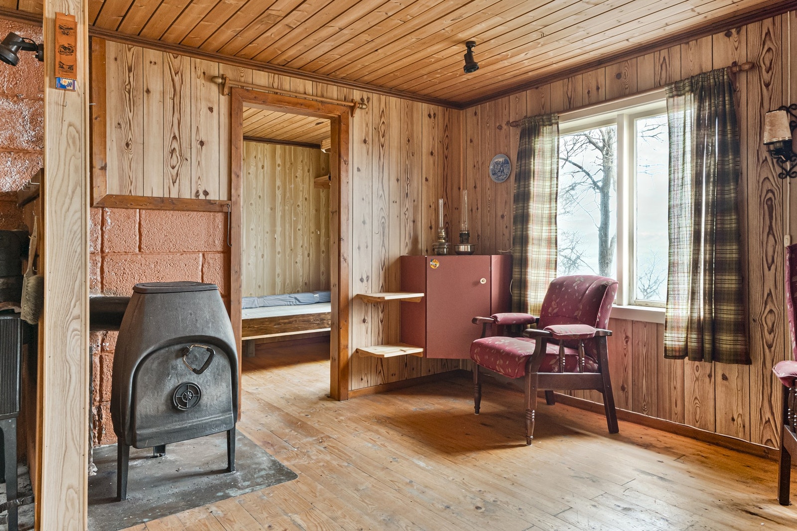 Hytta har to vedovner som varmer godt. Galleribilde