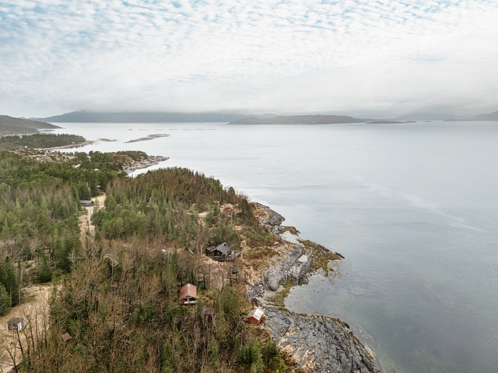 Hytta ligger skjermet til i terrenget like ved Bindalsfjorden. Her har man også utsikt mot Stavøya. Galleribilde