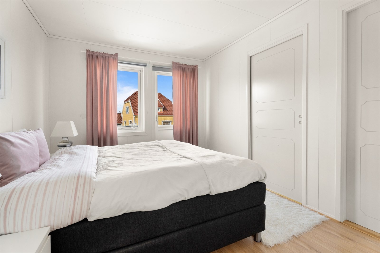 Soverom I har egen walk-in garderobe/bod Galleribilde