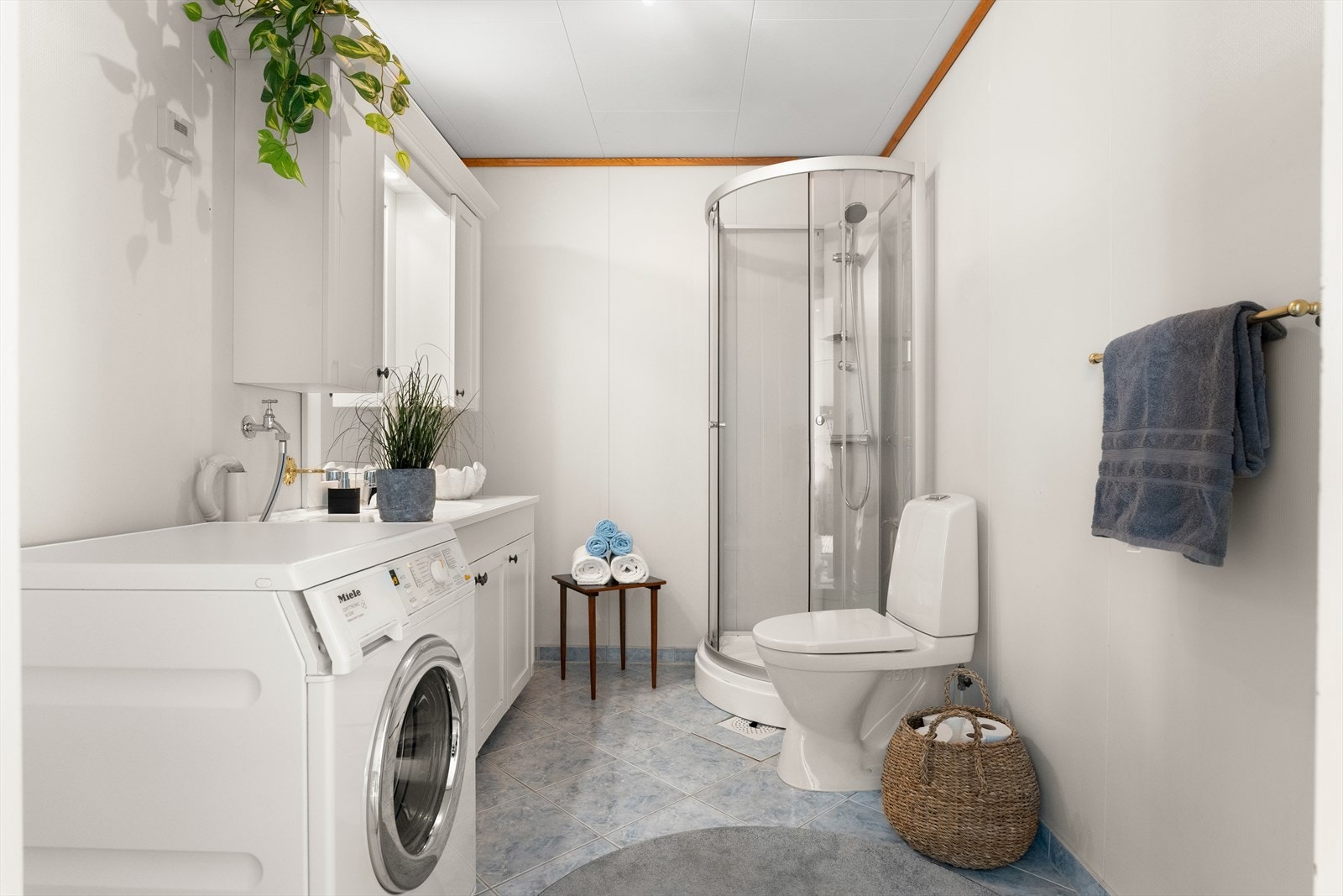Det er opplegg for vaskemaskin på badet Galleribilde