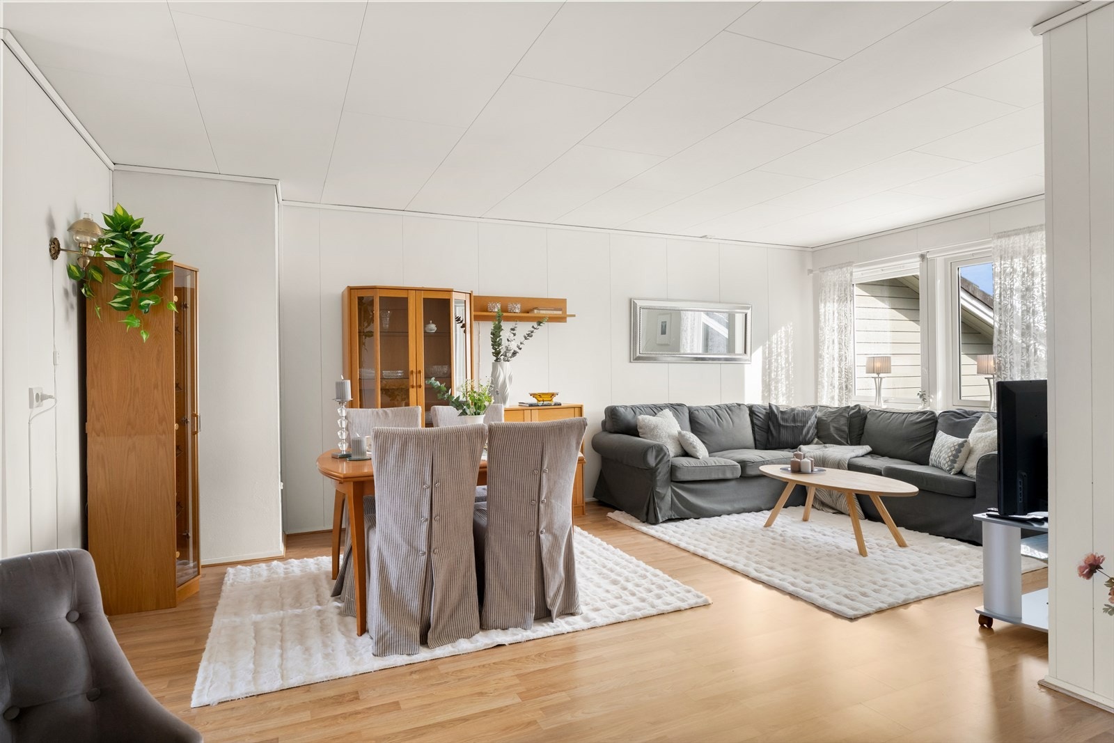 Stuen har godt med naturlig lysinnslipp og en god atmosfære Galleribilde