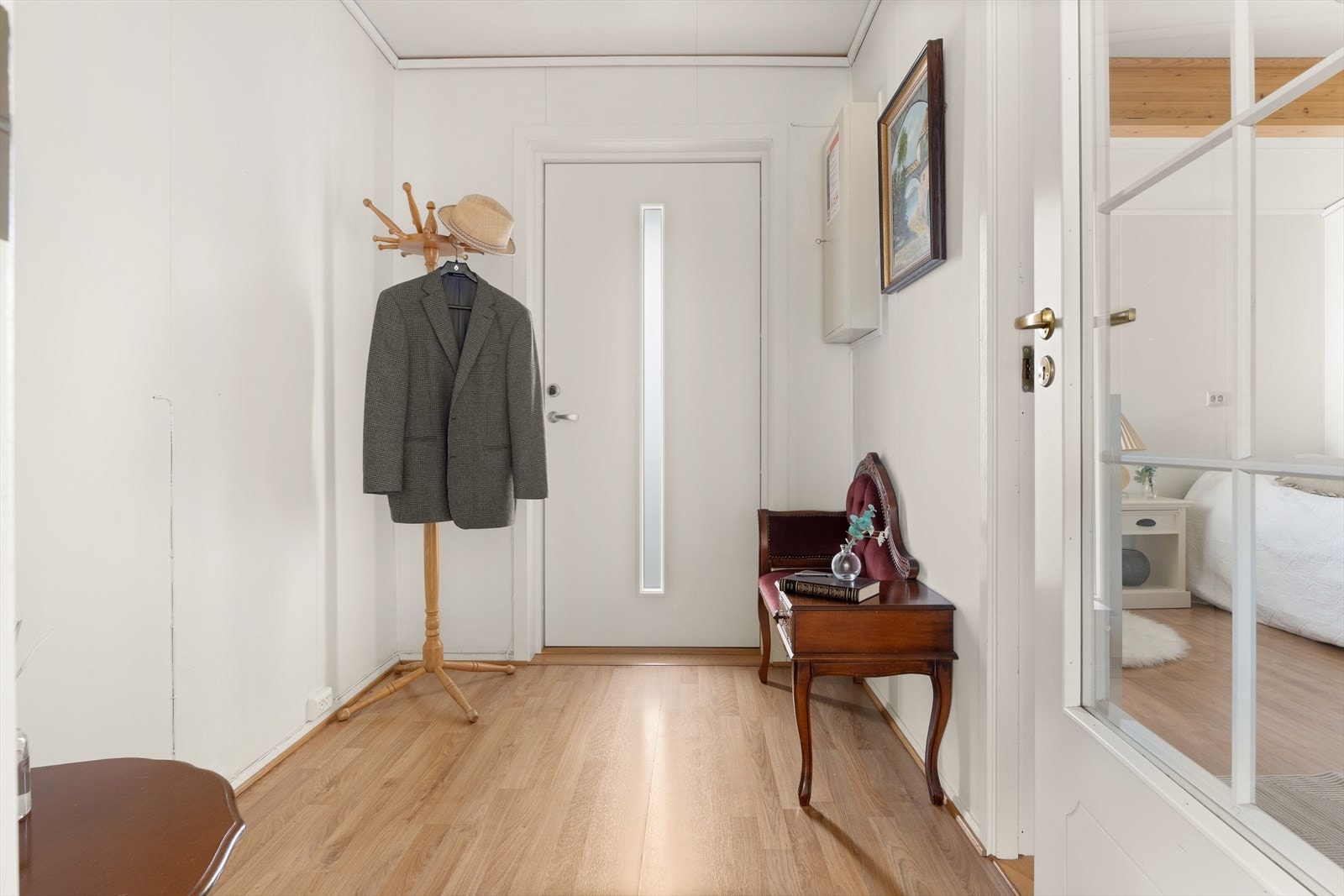 Lys og pen entré med plass til oppbevaring av yttertøy og sko Galleribilde