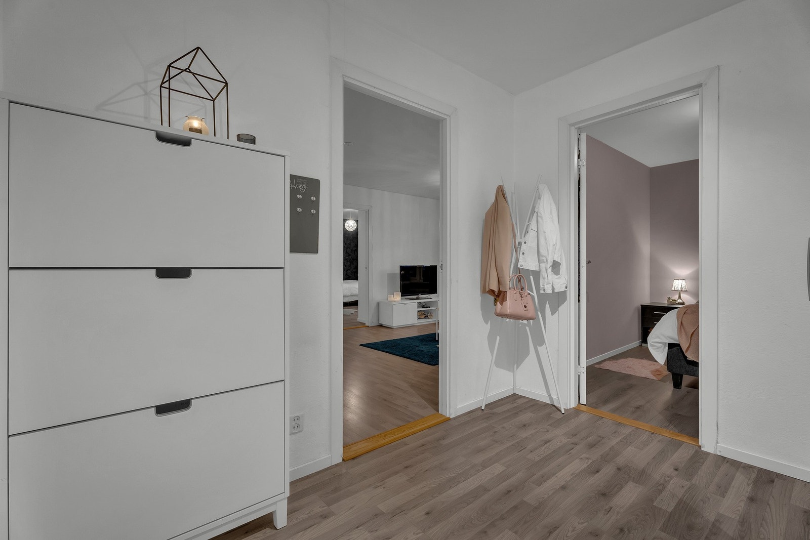 Fra entréen kommer du videre til stue, soverom og baderom Galleribilde