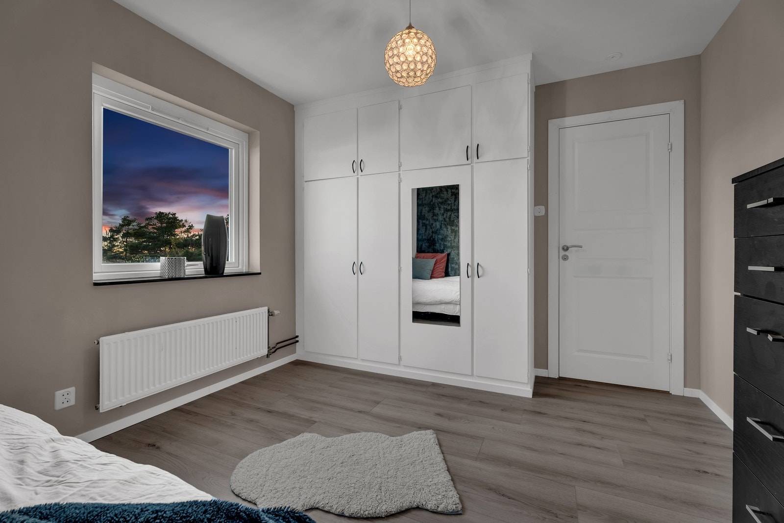 Det er god plass til dobbeltseng og tilhørende møblement, samt garderobeskap Galleribilde